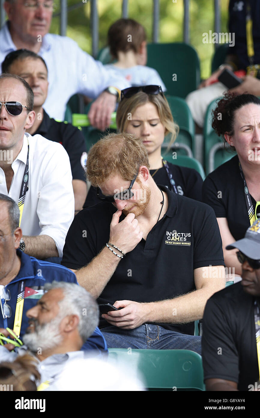 Le Prince Harry regarde l'événement Track and Field lors des Invictus Games 2016 à ESPN Wide World of Sports à Orlando, en Floride. Banque D'Images