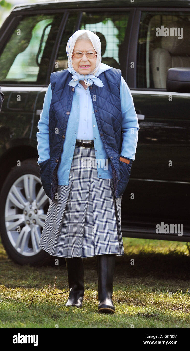 La reine Elizabeth II lors de Le Royal Windsor Horse Show, qui a lieu dans le parc du château de Windsor dans le Berkshire. Banque D'Images