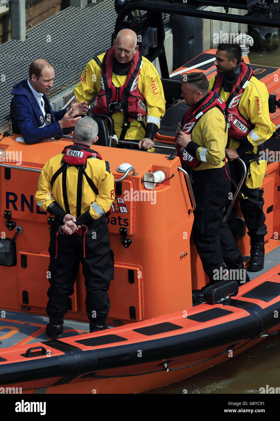 Le duc de Cambridge (à gauche) parle à l'équipage de RNLI à bord d'UNE CÔTE à la station de sauvetage de la tour RNLI lors du lancement d'une coalition des services d'urgence et de l'industrie des transports sur la prévention du suicide chez les hommes, comme il l'a dit, il veut que les hommes cessent de se sentir si forts et parlent de leurs problèmes, dans le but de s'attaquer aux taux de suicide masculins « poignardés ». Banque D'Images