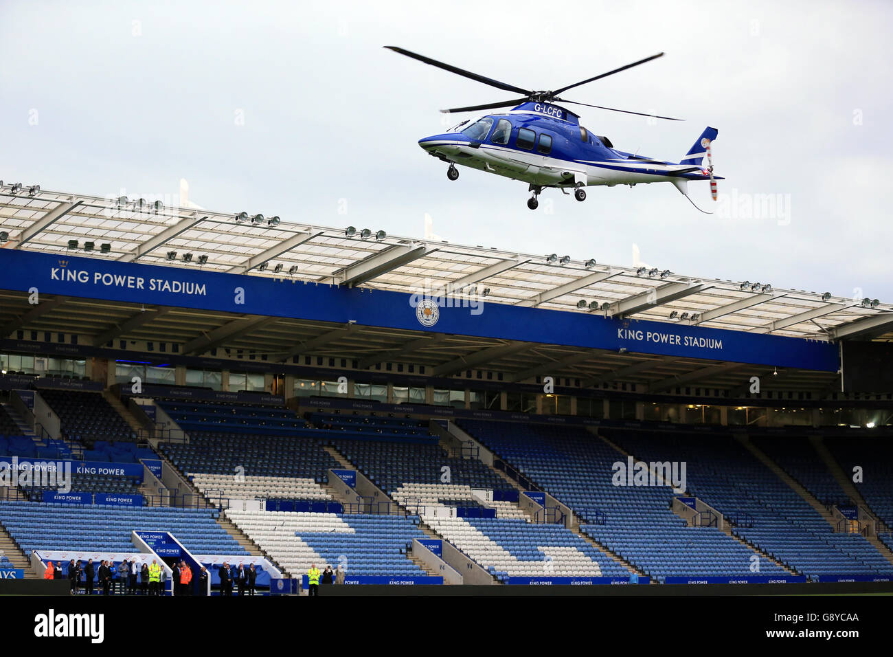 Le propriétaire de Leicester City, Vichai Srivaddhanaprabha, arrive au King Power Stade en hélicoptère Banque D'Images
