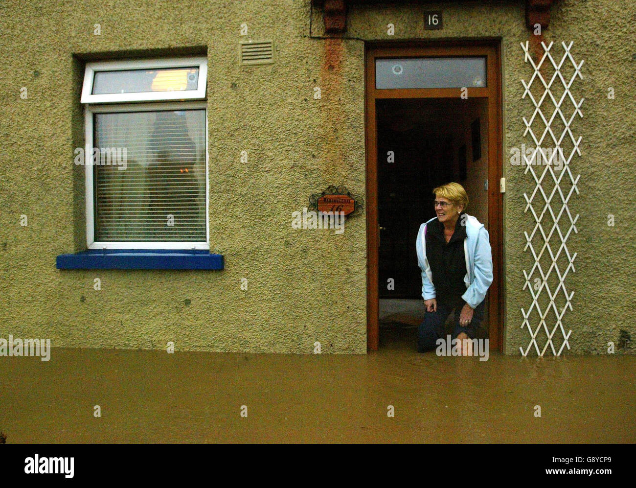 Les habitants attendent d'être sauvés des inondations, mercredi 12 octobre 2005, à Hawick, aux frontières écossaises. Les pluies torrentielles ont causé le chaos des inondations dans toute la Grande-Bretagne avec des services d'urgence étirés jusqu'à la limite. Les descentes prolongées qui ont frappé la majeure partie du pays hier se poursuivent du jour au lendemain, touchant des centaines de maisons et forçant la fermeture de nombreuses routes. Parmi les régions les plus touchées figurent le sud-ouest de l'Écosse, l'ouest du pays de Galles et Cumbria. Voir l'histoire de PA INONDATIONS MÉTÉOROLOGIQUES. APPUYEZ SUR ASSOCIATION photo. Le crédit photo devrait se lire comme suit : David Cheskin/PA. Banque D'Images