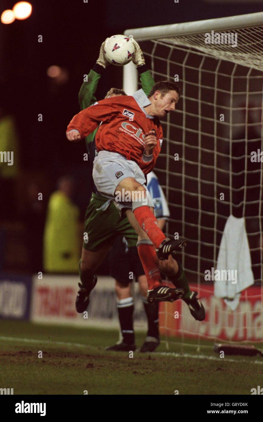 Le gardien de but de Sheffield Wednesday Kevin Pressman (caché) prend une croix sous Pression de Kevin Gallacher de Blackburn Rovers (avant) Banque D'Images