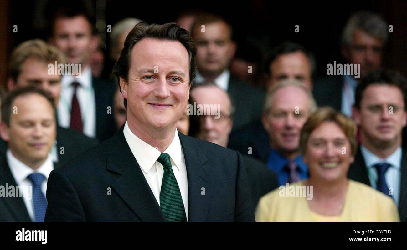 Le candidat conservateur à la direction David Cameron quitte la Chambre des communes à Westminster, dans le centre de Londres, le jeudi 20 octobre 2005, après le deuxième tour de scrutin dans la course à la direction. S'exprimant devant la porte Saint-Étienne du Parlement, entourée d'une foule de partisans, M. Cameron a déclaré qu'il était « défait » avec le résultat d'aujourd'hui. Le secrétaire de l'éducation fantôme a déclaré qu'il voulait être une voix de « changement, optimisme et espoir » et de créer un parti conservateur pour le XXIe siècle. Voir PA Story POLITIQUE Tories. APPUYEZ SUR ASSOCIATION photo. Le crédit photo devrait se lire comme suit : Gareth Fuller/PA Banque D'Images