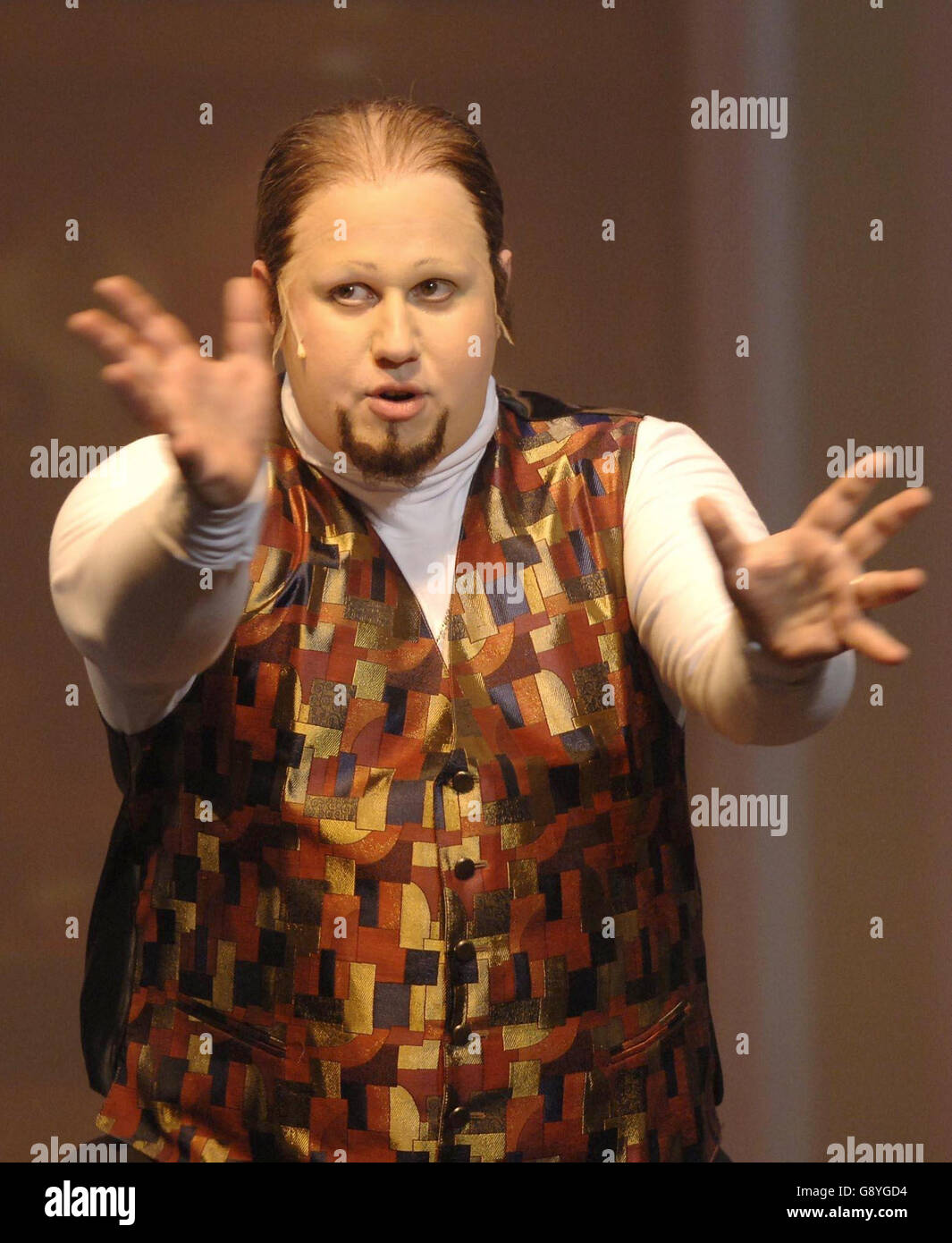 Matt Lucas sur scène comme hypnotist Kenny Craig lors de la première nuit de la tournée de spectacle en direct de Little Britain, au Guildhall, Portsmouth, lundi 24 octobre 2005. APPUYEZ SUR ASSOCIATION photo. Le crédit photo devrait se lire: Yui Mok/PA Banque D'Images