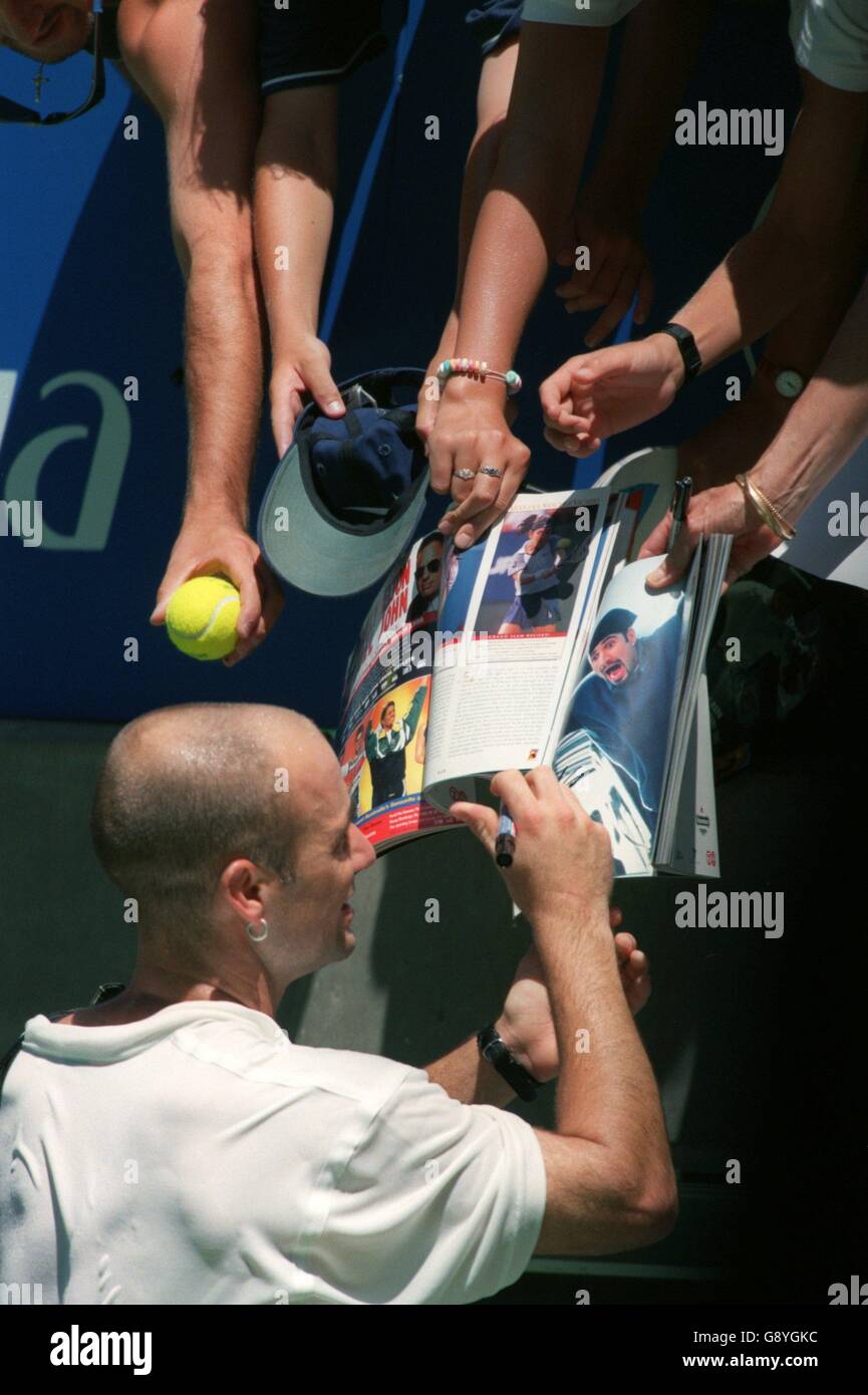 Tennis - Ford Australian Open - Melbourne.André Agassi signe des autographes après avoir battu Andrea Gaudenzi Banque D'Images