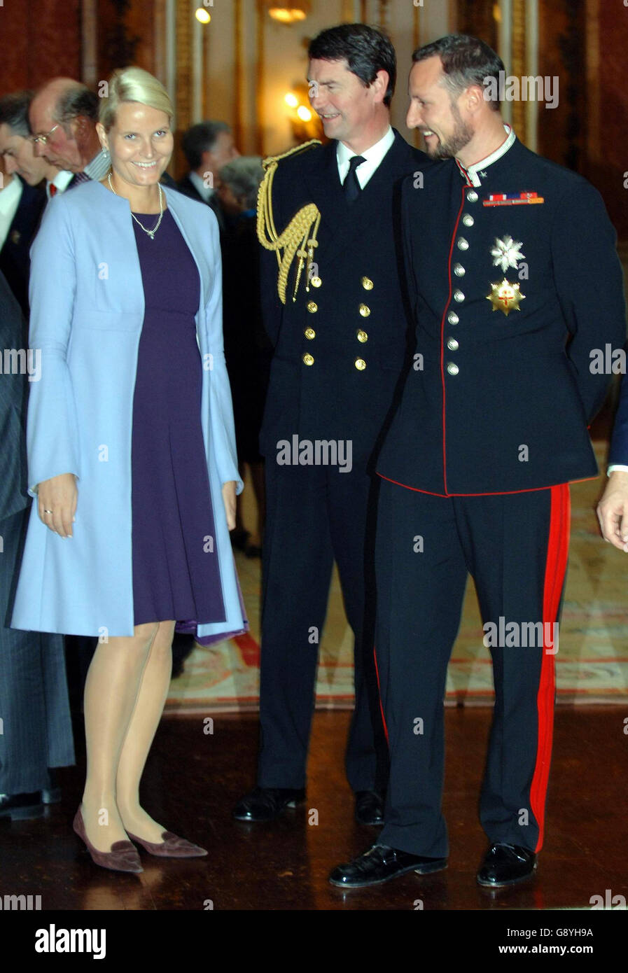 Le prince héritier et la princesse de Norvège parlent avec le contre-amiral Timothy Laurence (au centre) à la galerie de photos de Buckingham Palacele mardi 25 octobre 2005, le premier jour de la visite officielle de trois jours de la famille royale norvégienne à Londres. La princesse est enceinte de huit mois avec le deuxième enfant du couple. Voir PA Story ROYAL Norway. APPUYEZ SUR ASSOCIATION photo. Le crédit photo devrait se lire comme suit : Fiona Hanson/PA/WPA Banque D'Images