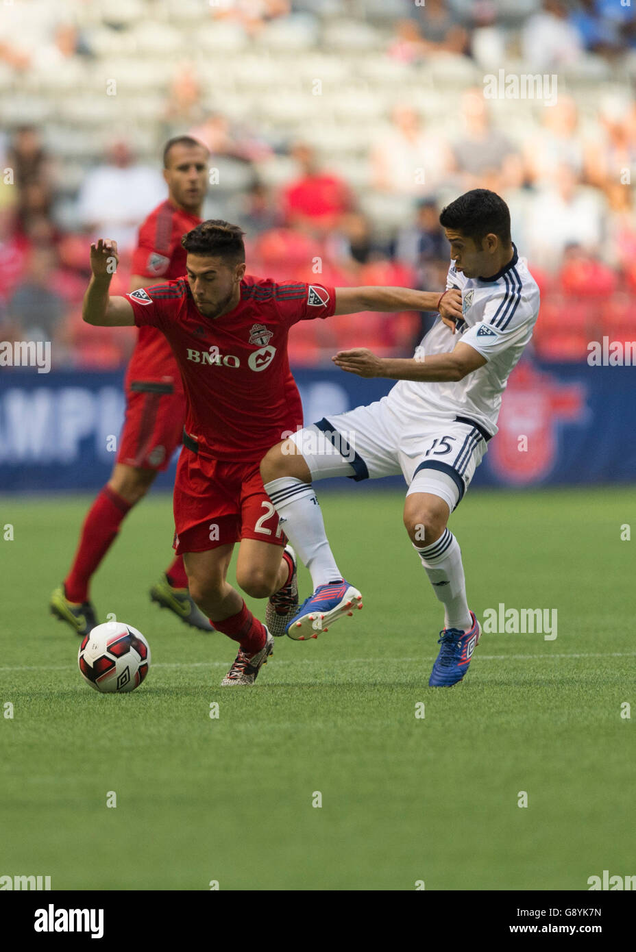 Vancouver, Canada. 29 Juin, 2016. Matias Laba # 15 les Whitecaps de Vancouver de Jonathan Osorio # 21 difficile de Toronto FC pour la balle. 2016 Championnat Canadien Amway Finale Coupe des Voyageurs, Toronto, Vancouver Whitecaps vs BC Place Stadium. Toronto remporte la Coupe des Voyageurs. Credit : Gerry Rousseau/Alamy Live News Banque D'Images