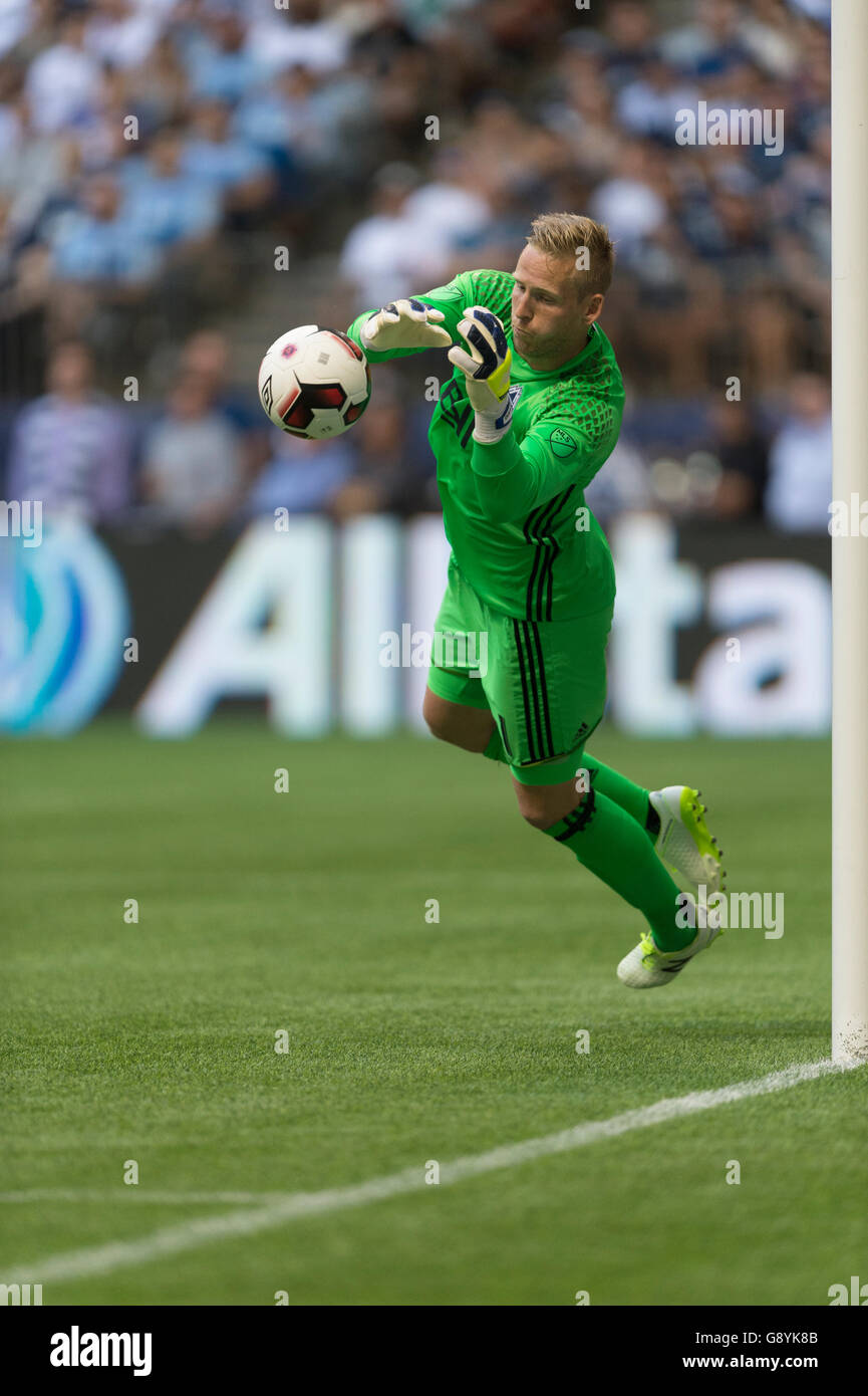 Vancouver, Canada. 29 Juin, 2016. David Chassé # 1 des Whitecaps de Vancouver l'arrêt d'un tir de pénalité. 2016 Championnat Canadien Amway Finale Coupe des Voyageurs, Toronto, Vancouver Whitecaps vs BC Place Stadium. Toronto remporte la Coupe des Voyageurs. Credit : Gerry Rousseau/Alamy Live News Banque D'Images