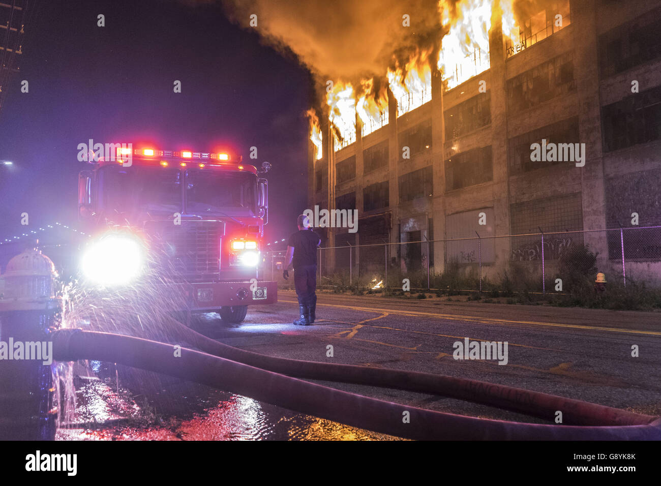 Detroit, USA. 29 Juin, 2016. 29 juin 2016 - Les pompiers bataille d'un grand feu la Bob-lo entrepôt à Detroit (Michigan). Le Terminal Maritime de Detroit, également connu sous le nom de Detroit Harbor Terminal et, plus communément, le bob-lo Warehouse/Dock, est un entrepôt de 10 étages sur la rivière Détroit donnant sur la frontière du Canada. Construit en 1925 par le Detroit de fer et les bornes du port, l'entrepôt de l'entreprise visait à soulager la pénurie d'espace de stockage disponible. Les navires de charge ne décharger sur le quai des matériaux, qui ont été ensuite stockées ou chargés sur des wagons de train. Credit : ZUMA Press, Inc./Alamy Live News Banque D'Images