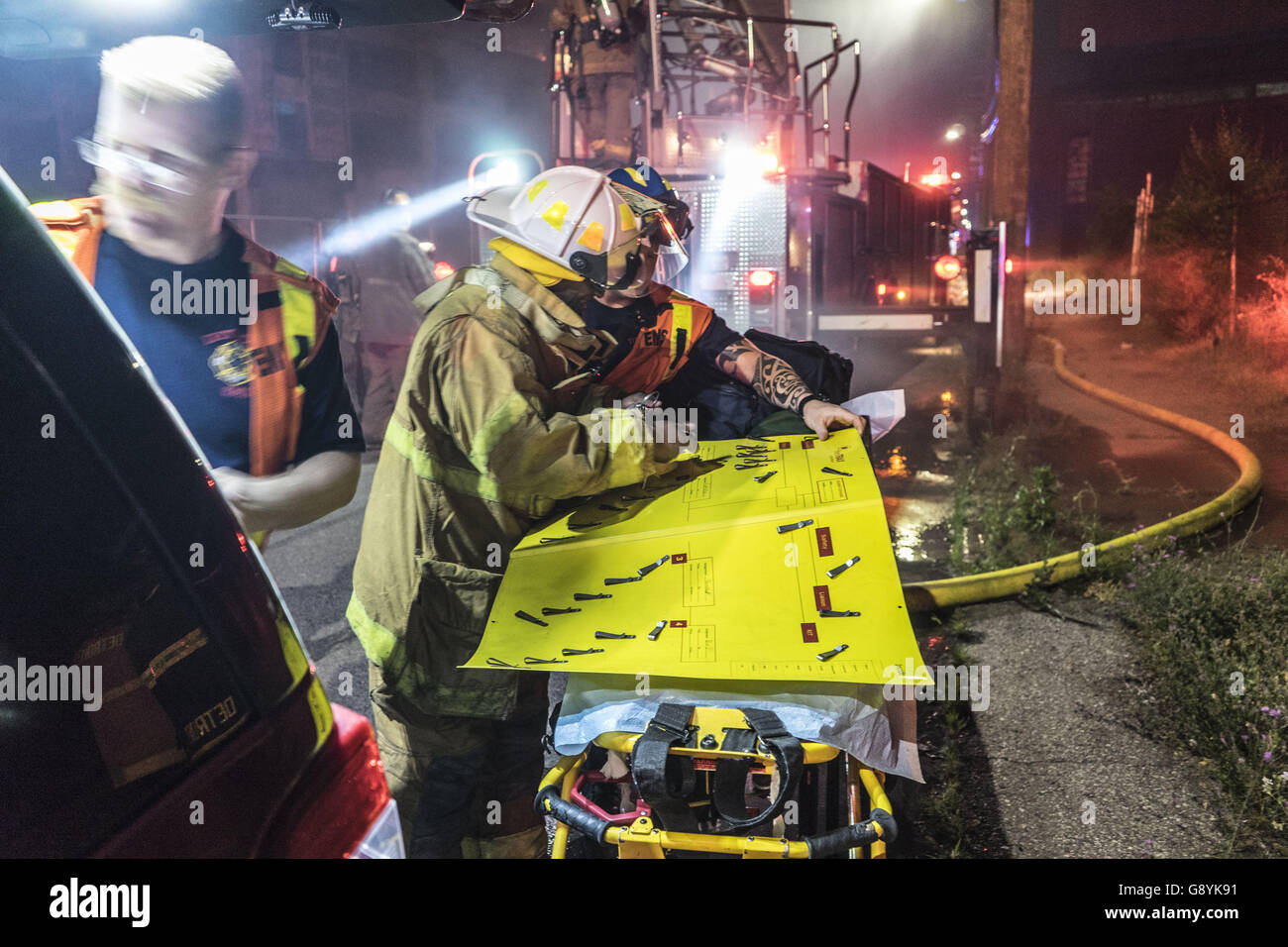 Detroit, USA. 29 Juin, 2016. 29 juin 2016 - Les pompiers bataille d'un grand feu la Bob-lo entrepôt à Detroit (Michigan). Le Terminal Maritime de Detroit, également connu sous le nom de Detroit Harbor Terminal et, plus communément, le bob-lo Warehouse/Dock, est un entrepôt de 10 étages sur la rivière Détroit donnant sur la frontière du Canada. Construit en 1925 par le Detroit de fer et les bornes du port, l'entrepôt de l'entreprise visait à soulager la pénurie d'espace de stockage disponible. Les navires de charge ne décharger sur le quai des matériaux, qui ont été ensuite stockées ou chargés sur des wagons de train. Credit : ZUMA Press, Inc./Alamy Live News Banque D'Images