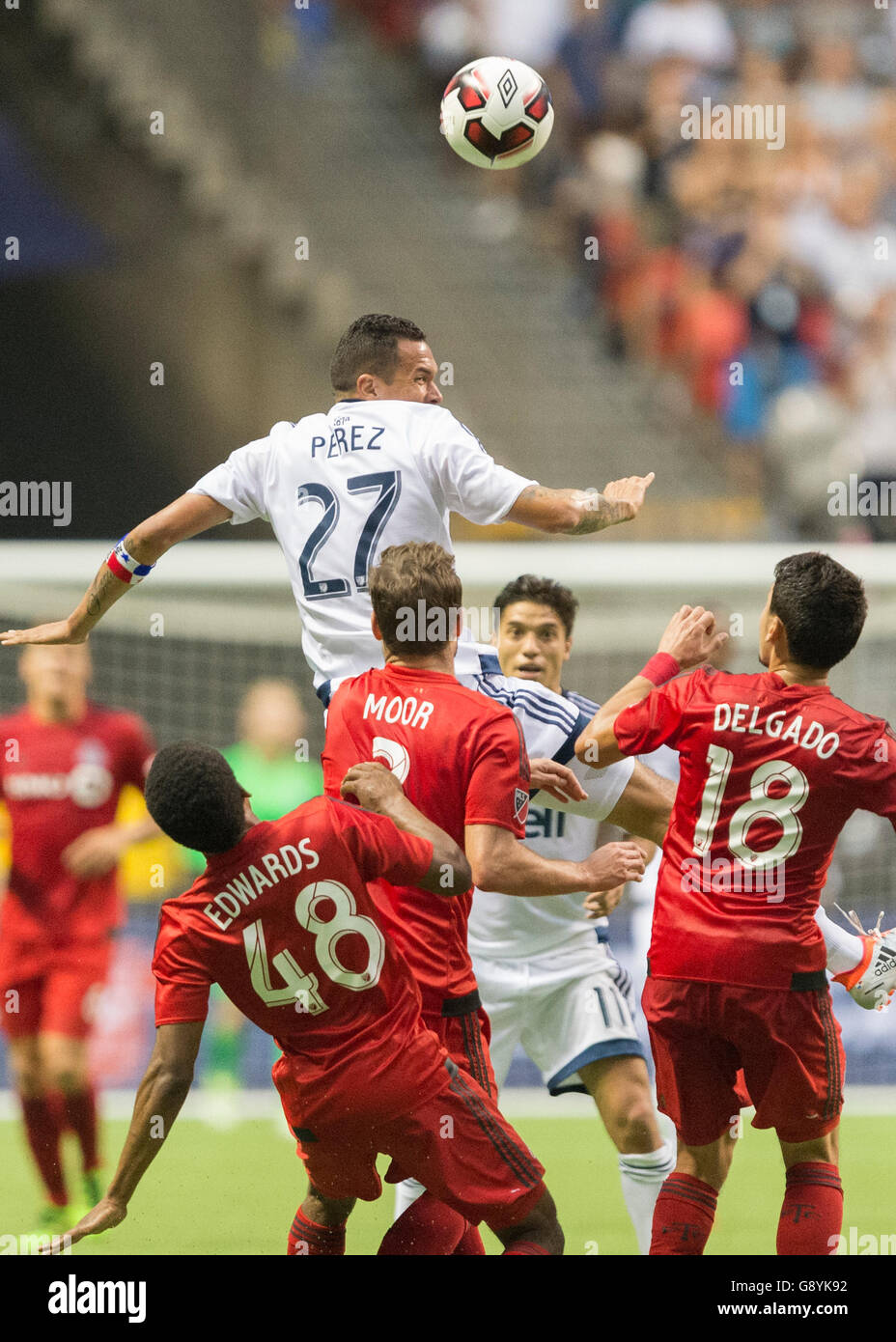 Vancouver, Canada. 29 Juin, 2016. Blas Perez # 27 les Whitecaps de Vancouver de sauter de la balle. 2016 Championnat Canadien Amway Finale Coupe des Voyageurs, Toronto, Vancouver Whitecaps vs BC Place Stadium. Toronto remporte la Coupe des Voyageurs. Credit : Gerry Rousseau/Alamy Live News Banque D'Images