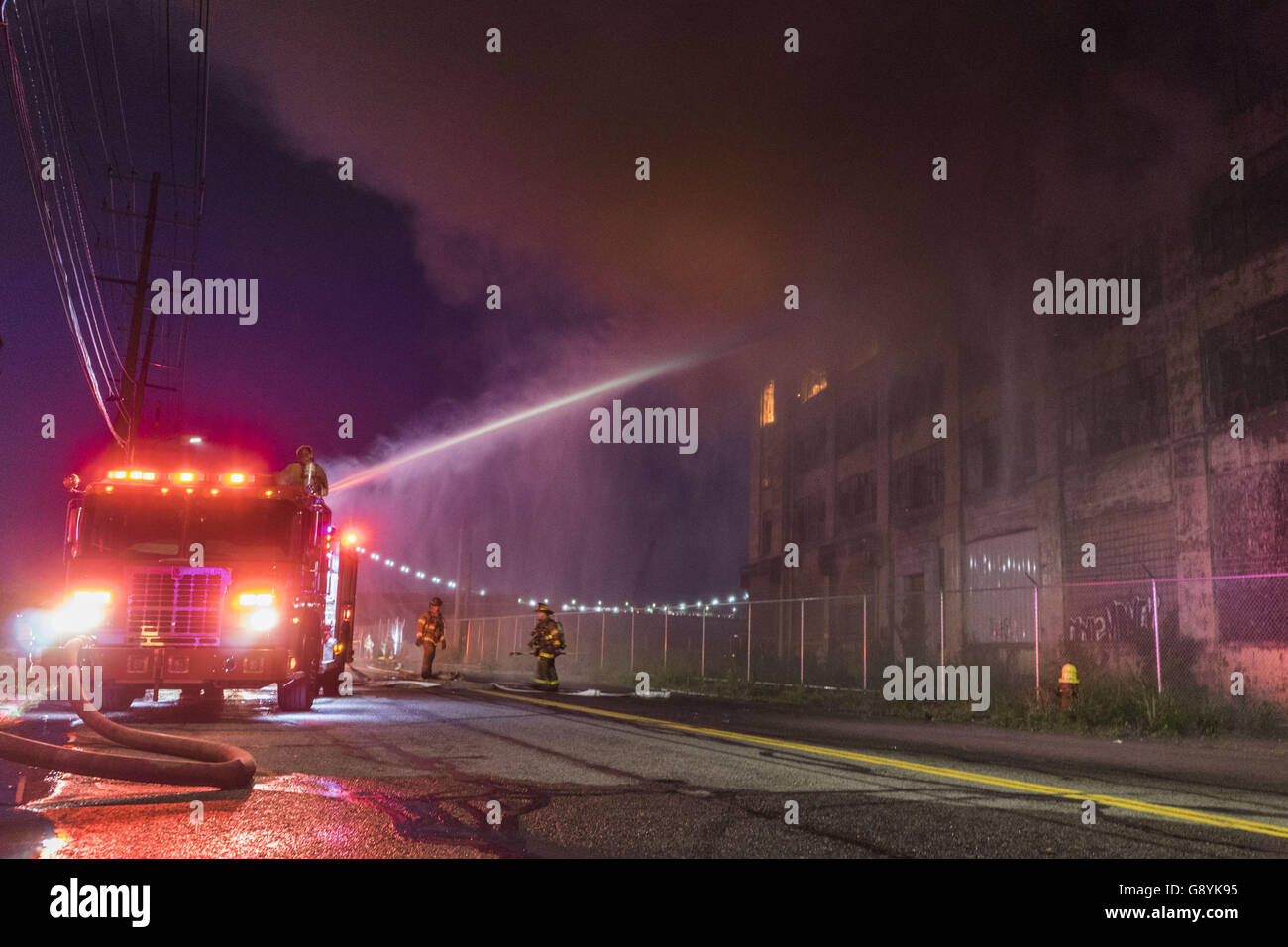 Detroit, USA. 29 Juin, 2016. 29 juin 2016 - Les pompiers bataille d'un grand feu la Bob-lo entrepôt à Detroit (Michigan). Le Terminal Maritime de Detroit, également connu sous le nom de Detroit Harbor Terminal et, plus communément, le bob-lo Warehouse/Dock, est un entrepôt de 10 étages sur la rivière Détroit donnant sur la frontière du Canada. Construit en 1925 par le Detroit de fer et les bornes du port, l'entrepôt de l'entreprise visait à soulager la pénurie d'espace de stockage disponible. Les navires de charge ne décharger sur le quai des matériaux, qui ont été ensuite stockées ou chargés sur des wagons de train. Credit : ZUMA Press, Inc./Alamy Live News Banque D'Images