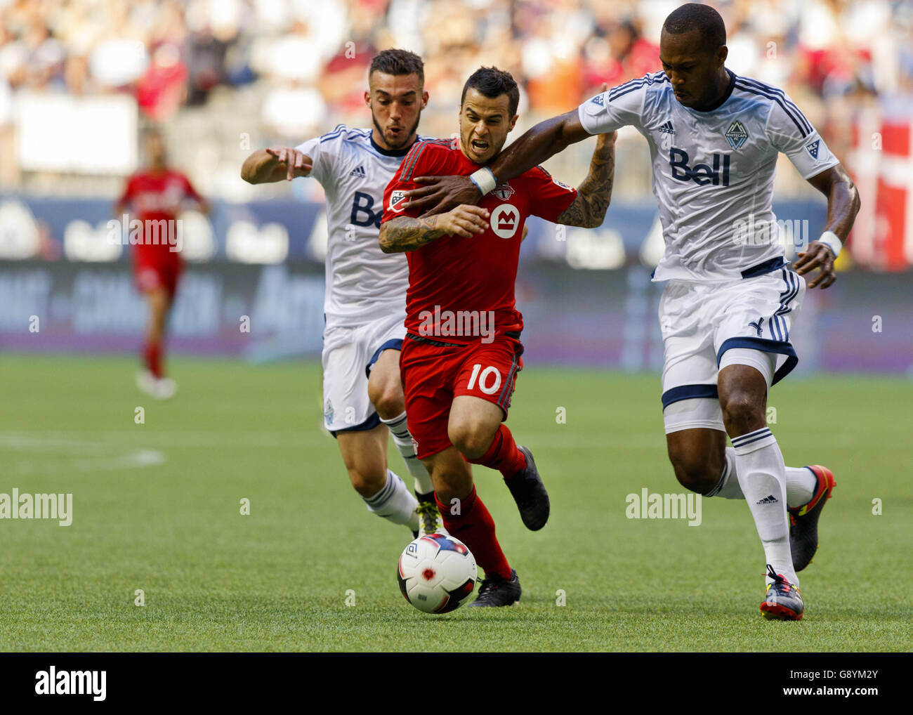 Vancouver, Colombie-Britannique, Canada. 15 mai, 2013. SEBASTIAN GIOVINCO A (10), du Toronto FC et KENDALL WASTON (4) de les Whitecaps de Vancouver FC joue la balle lors de leur dernier match de Championnat Canadien Amway au BC Place à Vancouver, Colombie-Britannique, Canada. © Andrew Chin/ZUMA/ZUMAPRESS.com/Alamy fil Live News Banque D'Images