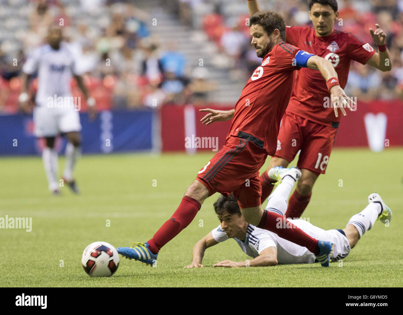 Vancouver, Colombie-Britannique, Canada. 15 mai, 2013. DREW MOOR (3) du Toronto FC et NICOLAS MEZQUIDA (11) de les Whitecaps de Vancouver FC joue la balle lors de leur dernier match de Championnat Canadien Amway au BC Place à Vancouver, Colombie-Britannique, Canada. © Andrew Chin/ZUMA/ZUMAPRESS.com/Alamy fil Live News Banque D'Images