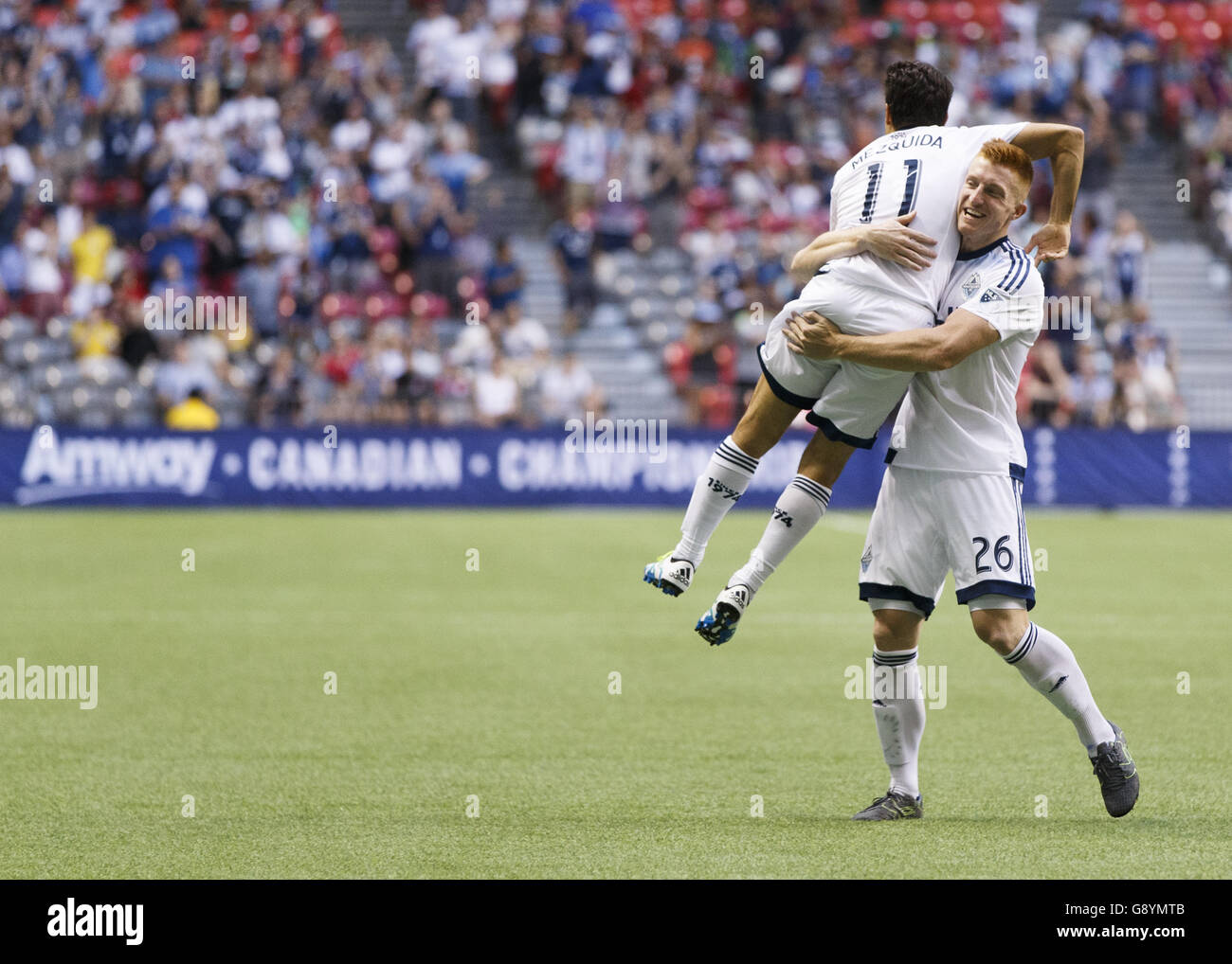 Vancouver, Colombie-Britannique, Canada. 15 mai, 2013. NICOLAS MEZQUIDA (11) et TIM PARKER (26) de la célébrer Vancouver Whitecaps FC un but lors de leur dernier match de Championnat Canadien Amway au BC Place à Vancouver, Colombie-Britannique, Canada. © Andrew Chin/ZUMA/ZUMAPRESS.com/Alamy fil Live News Banque D'Images