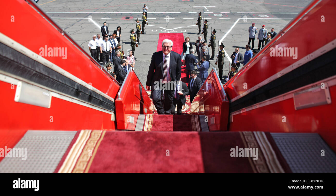 Erevan, Arménie. 29 Juin, 2016. Le ministre allemand des affaires étrangères, Frank-Walter Steinmeier à bord d'un avion du gouvernement à la fin de sa visite à Erevan, Arménie, 29 juin 2016. Le ministre allemand des affaires étrangères, Frank-Walter Steinmeier est sur une visite de deux jours en Arménie, Azerbaïdjan et Géorgie. Photo : Jan Woitas/dpa/Alamy Live News Banque D'Images