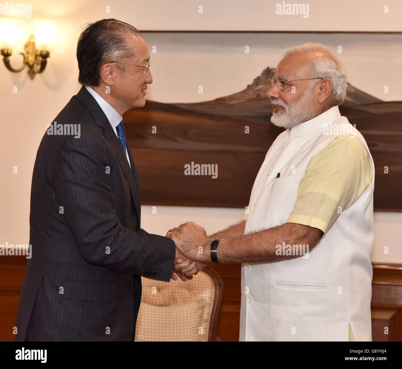 Le Premier Ministre indien Narendra Modi accueille le président de la Banque mondiale, Jim Yong Kim, 30 juin 2016 à New Dehli, en Inde. Banque D'Images