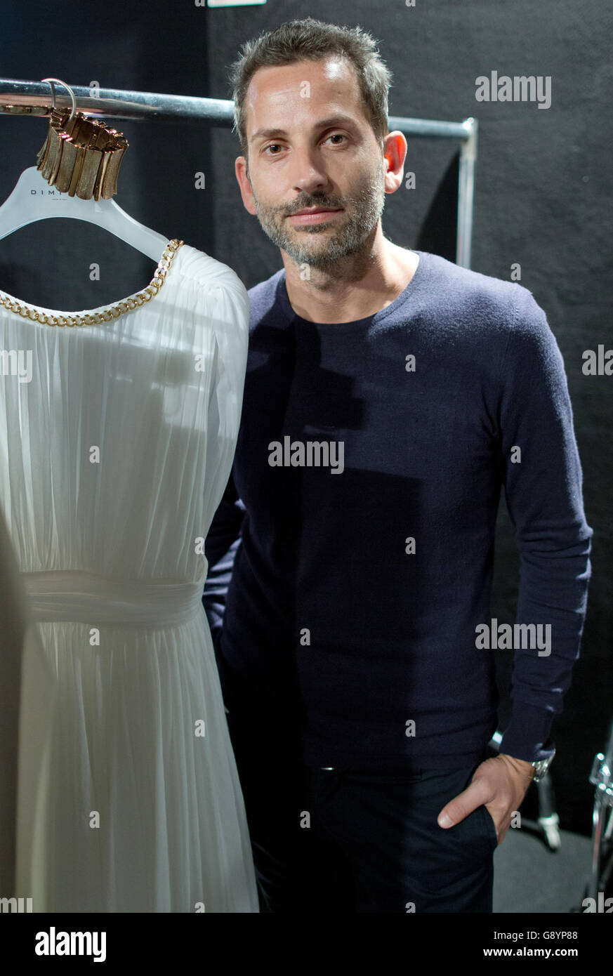 Le concepteur Grec-italien Dimitrios Panagiotopoulos pose avec l'une de ses créations au fashion show de son label 'Dimitri' dans le contexte de Mercedes-Benz Fashion Week à Berlin, Allemagne, 30 juin 2016. Les architectes présentent leurs collections pour le printemps/été 2014 à la Semaine de la mode actuelle à Berlin. Photo : Joerg Carstensen/dpa Banque D'Images