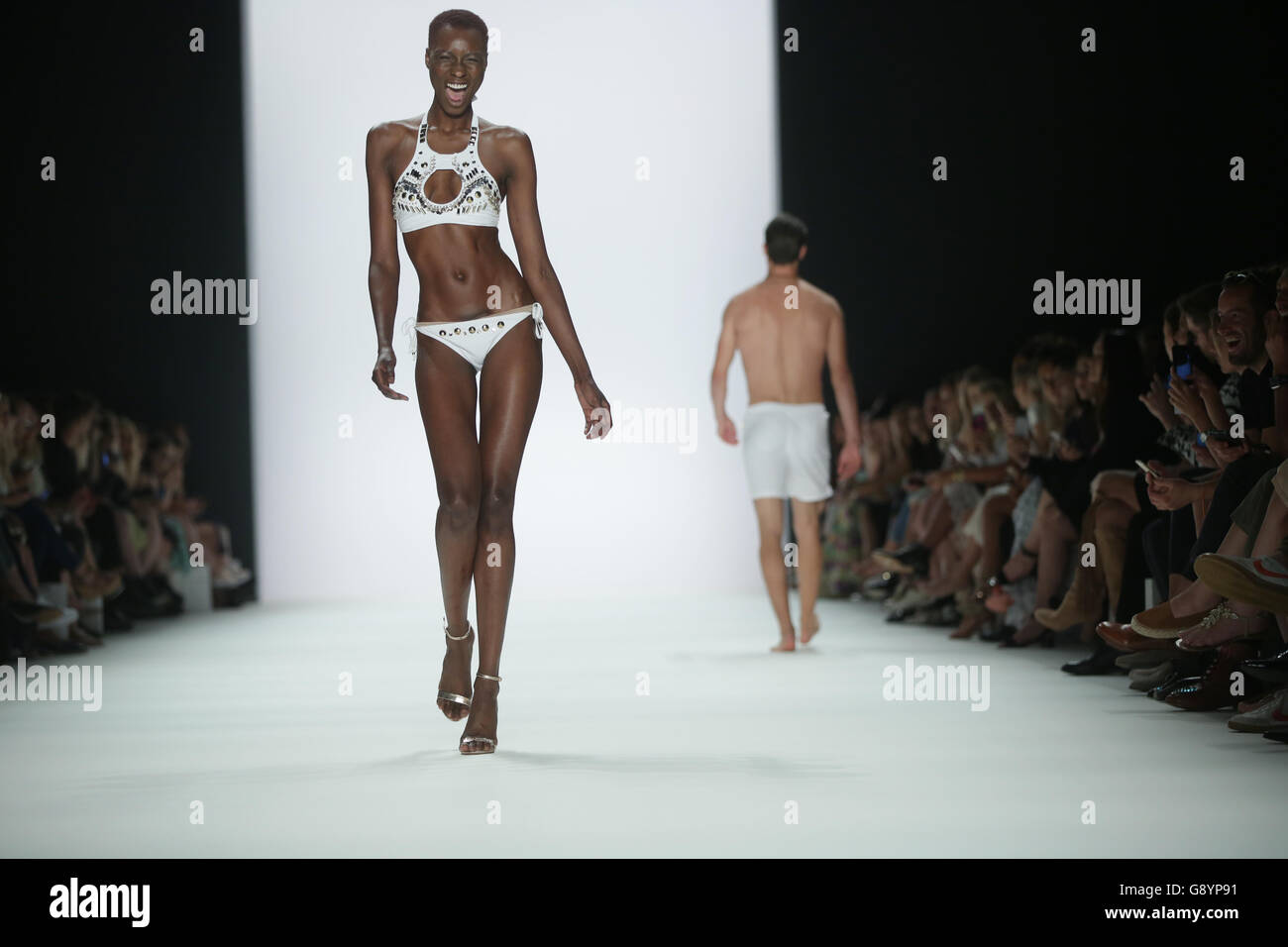 Marche des modèles sur les podiums lors du défilé de l'étiquette 'Dimitri' par la designer Grec-italien Dimitrios Panagiotopoulos chez Mercedes-Benz Fashion Week à Berlin, Allemagne, 30 juin 2016. Les architectes présentent leurs collections pour le printemps/été 2014 à la Semaine de la mode actuelle à Berlin. Photo : Joerg Carstensen/dpa Banque D'Images