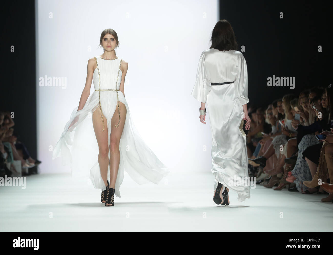 Berlin, Allemagne. 30 Juin, 2016. Marche des modèles sur les podiums lors du défilé de l'étiquette 'Dimitri' par la designer Grec-italien Dimitrios Panagiotopoulos chez Mercedes-Benz Fashion Week à Berlin, Allemagne, 30 juin 2016. Les architectes présentent leurs collections pour le printemps/été 2014 à la Semaine de la mode actuelle à Berlin. Photo : Joerg Carstensen/dpa/Alamy Live News Banque D'Images