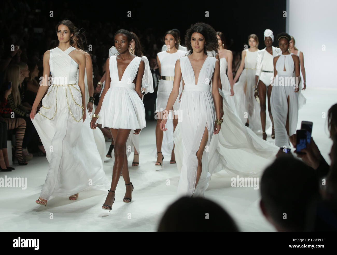 Berlin, Allemagne. 30 Juin, 2016. Marche des modèles sur les podiums lors du défilé de l'étiquette 'Dimitri' par la designer Grec-italien Dimitrios Panagiotopoulos chez Mercedes-Benz Fashion Week à Berlin, Allemagne, 30 juin 2016. Les architectes présentent leurs collections pour le printemps/été 2014 à la Semaine de la mode actuelle à Berlin. Photo : Joerg Carstensen/dpa/Alamy Live News Banque D'Images