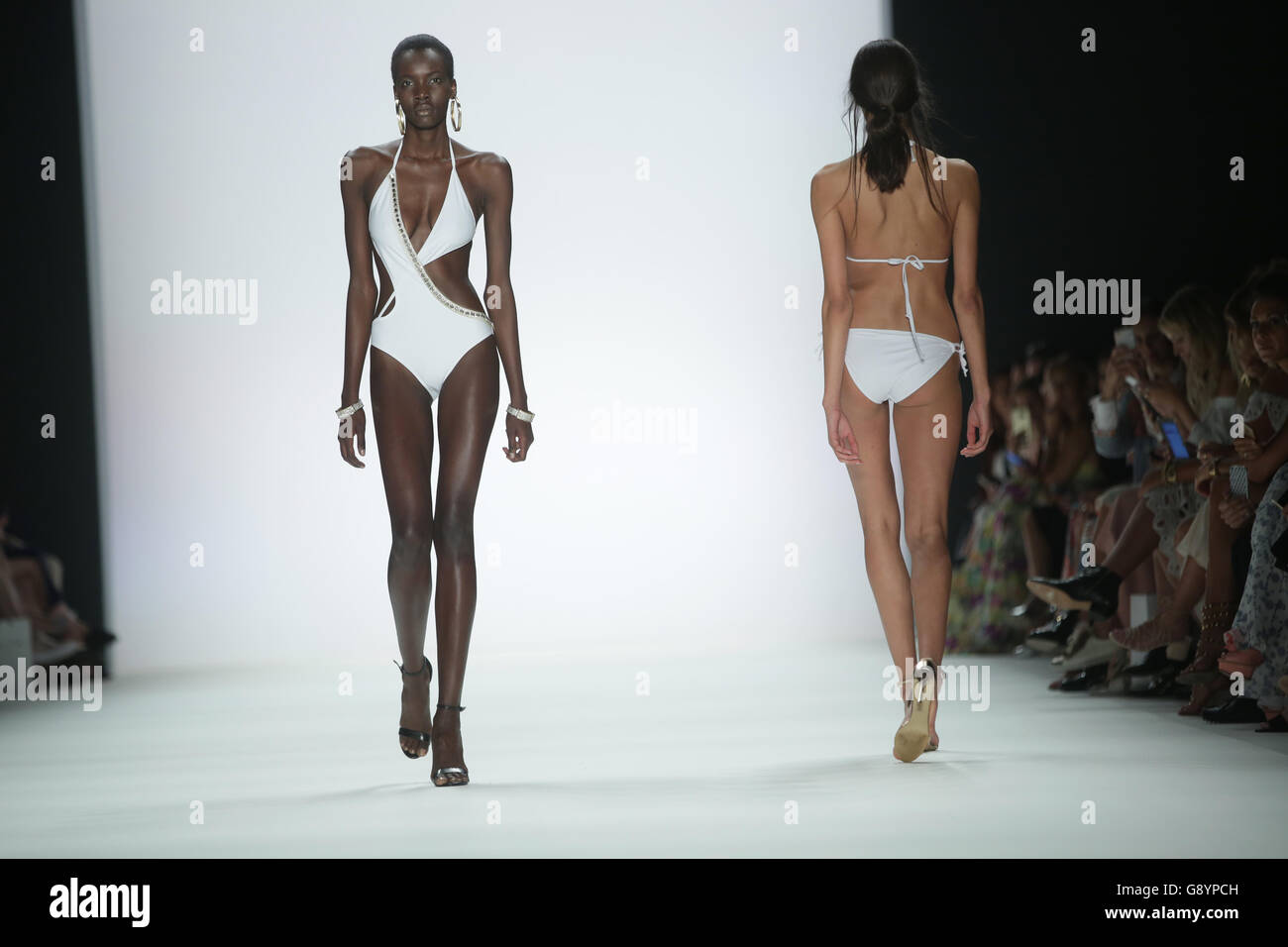 Berlin, Allemagne. 30 Juin, 2016. Marche des modèles sur les podiums lors du défilé de l'étiquette 'Dimitri' par la designer Grec-italien Dimitrios Panagiotopoulos chez Mercedes-Benz Fashion Week à Berlin, Allemagne, 30 juin 2016. Les architectes présentent leurs collections pour le printemps/été 2014 à la Semaine de la mode actuelle à Berlin. Photo : Joerg Carstensen/dpa/Alamy Live News Banque D'Images