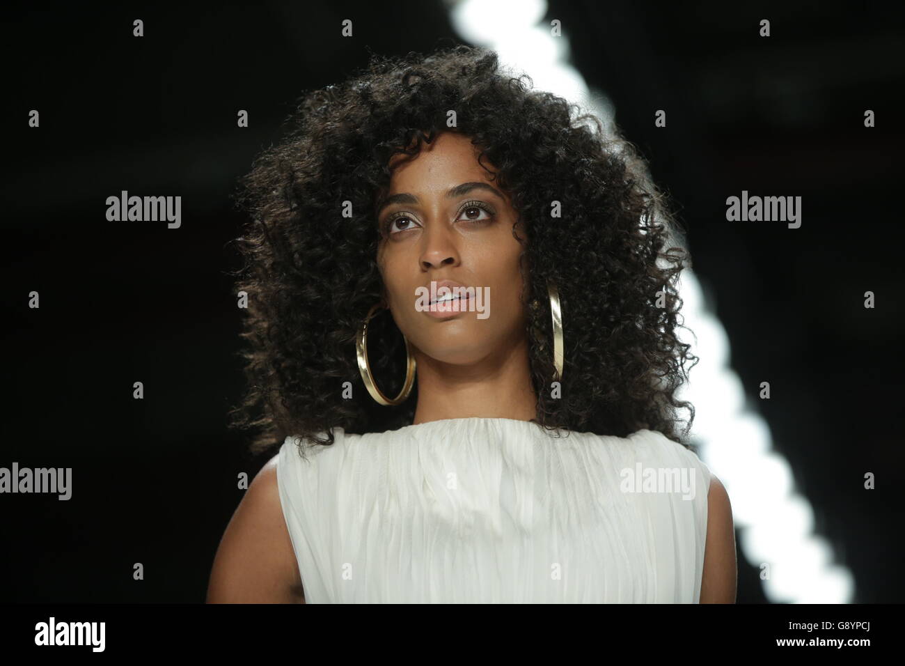 Berlin, Allemagne. 30 Juin, 2016. Marche des modèles sur les podiums lors du défilé de l'étiquette 'Dimitri' par la designer Grec-italien Dimitrios Panagiotopoulos chez Mercedes-Benz Fashion Week à Berlin, Allemagne, 30 juin 2016. Les architectes présentent leurs collections pour le printemps/été 2014 à la Semaine de la mode actuelle à Berlin. Photo : Joerg Carstensen/dpa/Alamy Live News Banque D'Images