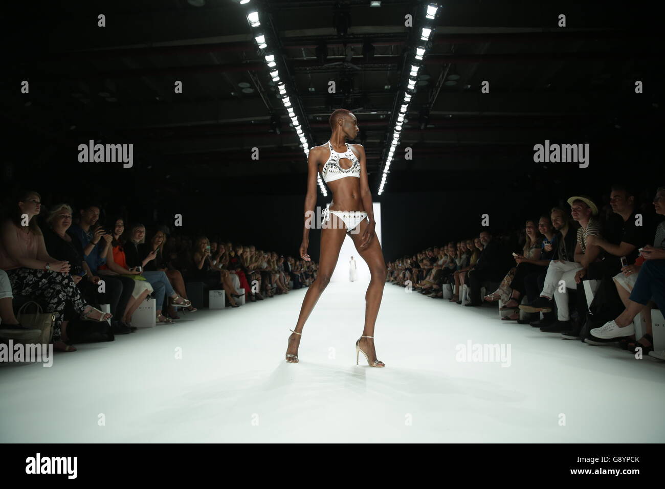 Berlin, Allemagne. 30 Juin, 2016. Marche des modèles sur les podiums lors du défilé de l'étiquette 'Dimitri' par la designer Grec-italien Dimitrios Panagiotopoulos chez Mercedes-Benz Fashion Week à Berlin, Allemagne, 30 juin 2016. Les architectes présentent leurs collections pour le printemps/été 2014 à la Semaine de la mode actuelle à Berlin. Photo : Joerg Carstensen/dpa/Alamy Live News Banque D'Images