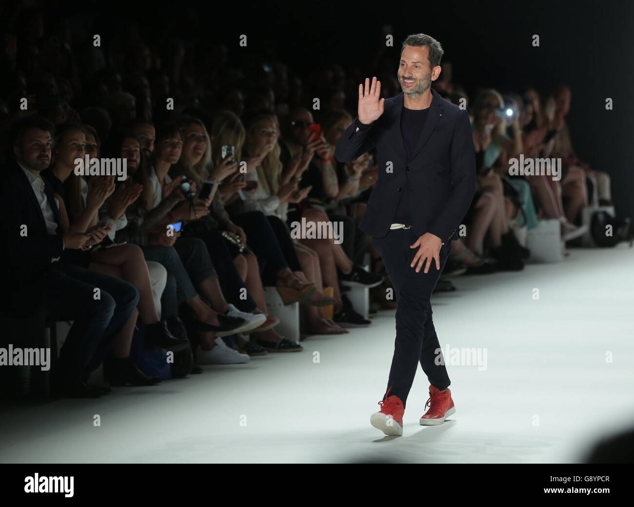 Berlin, Allemagne. 30 Juin, 2016. Marche des modèles sur les podiums lors du défilé de l'étiquette 'Dimitri' par la designer Grec-italien Dimitrios Panagiotopoulos chez Mercedes-Benz Fashion Week à Berlin, Allemagne, 30 juin 2016. Les architectes présentent leurs collections pour le printemps/été 2014 à la Semaine de la mode actuelle à Berlin. Photo : Joerg Carstensen/dpa/Alamy Live News Banque D'Images