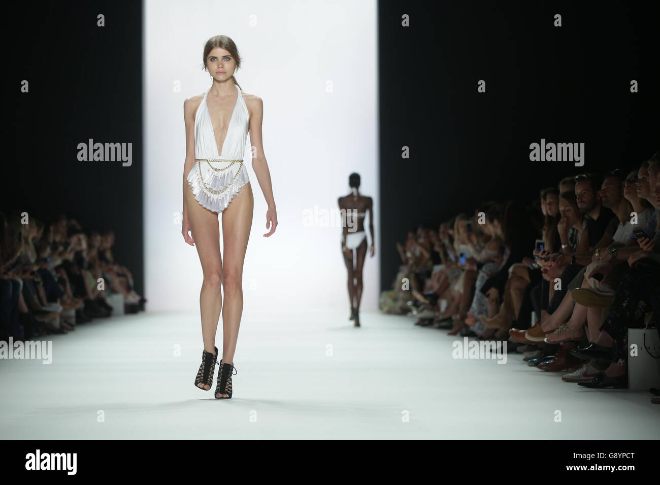 Berlin, Allemagne. 30 Juin, 2016. Marche des modèles sur les podiums lors du défilé de l'étiquette 'Dimitri' par la designer Grec-italien Dimitrios Panagiotopoulos chez Mercedes-Benz Fashion Week à Berlin, Allemagne, 30 juin 2016. Les architectes présentent leurs collections pour le printemps/été 2014 à la Semaine de la mode actuelle à Berlin. Photo : Joerg Carstensen/dpa/Alamy Live News Banque D'Images