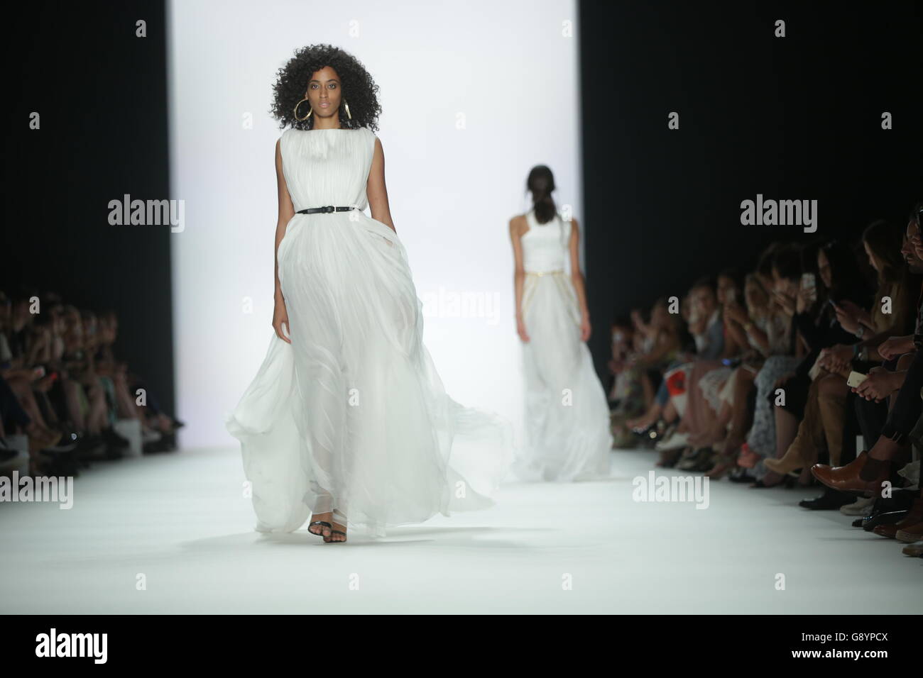 Berlin, Allemagne. 30 Juin, 2016. Marche des modèles sur les podiums lors du défilé de l'étiquette 'Dimitri' par la designer Grec-italien Dimitrios Panagiotopoulos chez Mercedes-Benz Fashion Week à Berlin, Allemagne, 30 juin 2016. Les architectes présentent leurs collections pour le printemps/été 2014 à la Semaine de la mode actuelle à Berlin. Photo : Joerg Carstensen/dpa/Alamy Live News Banque D'Images