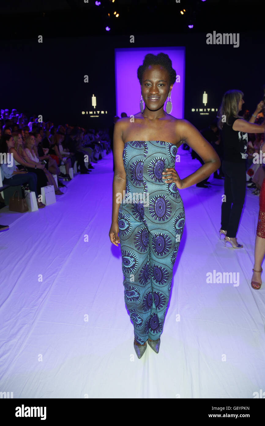 Berlin, Allemagne. 30 Juin, 2016. La chanteuse pop Ivy Quainoo assiste au défilé de mode de l'étiquette 'Dimitri' par la designer Grec-italien Dimitrios Panagiotopoulos chez Mercedes-Benz Fashion Week à Berlin, Allemagne, 30 juin 2016. Les architectes présentent leurs collections pour le printemps/été 2014 à la Semaine de la mode actuelle à Berlin. Photo : Joerg Carstensen/dpa/Alamy Live News Banque D'Images
