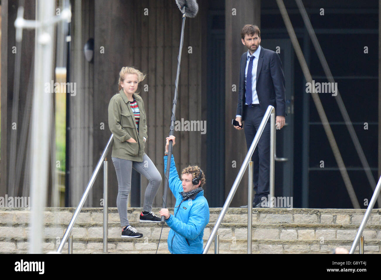 West Bay, Dorset, UK. 30 juin 2016. L'acteur David Tennant qui joue le détective Hardy dans Broadchurch, filmer une scène avec une jeune actrice à l'extérieur de la station de police Broadchurch fictif qui est situé dans la région de West Bay, dans le Dorset. La troisième série de la populaire émission ITV est due à être diffusée en 2017 - Photo : Graham Hunt Photography/Alamy Live News Banque D'Images