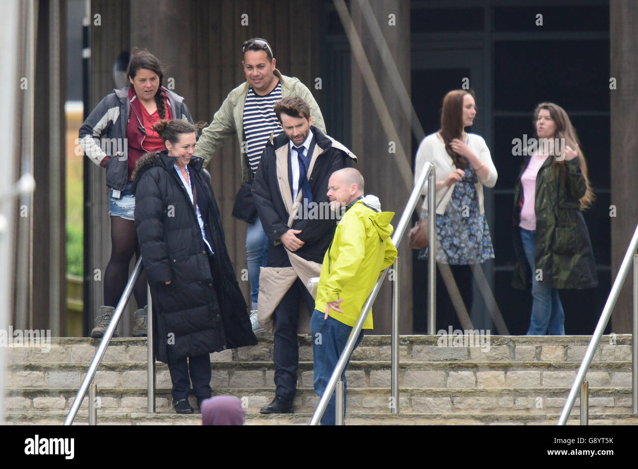 West Bay, Dorset, UK. 30 juin 2016. Acteurs Olivia Colman qui joue le détective Miller et David Tennant qui joue le détective Hardy dans Broadchurch, filmer une scène à l'extérieur de la station de police Broadchurch fictif qui est situé dans la région de West Bay, dans le Dorset. La troisième série de la populaire émission ITV est due à être diffusée en 2017 - Photo : Graham Hunt Photography/Alamy Live News Banque D'Images