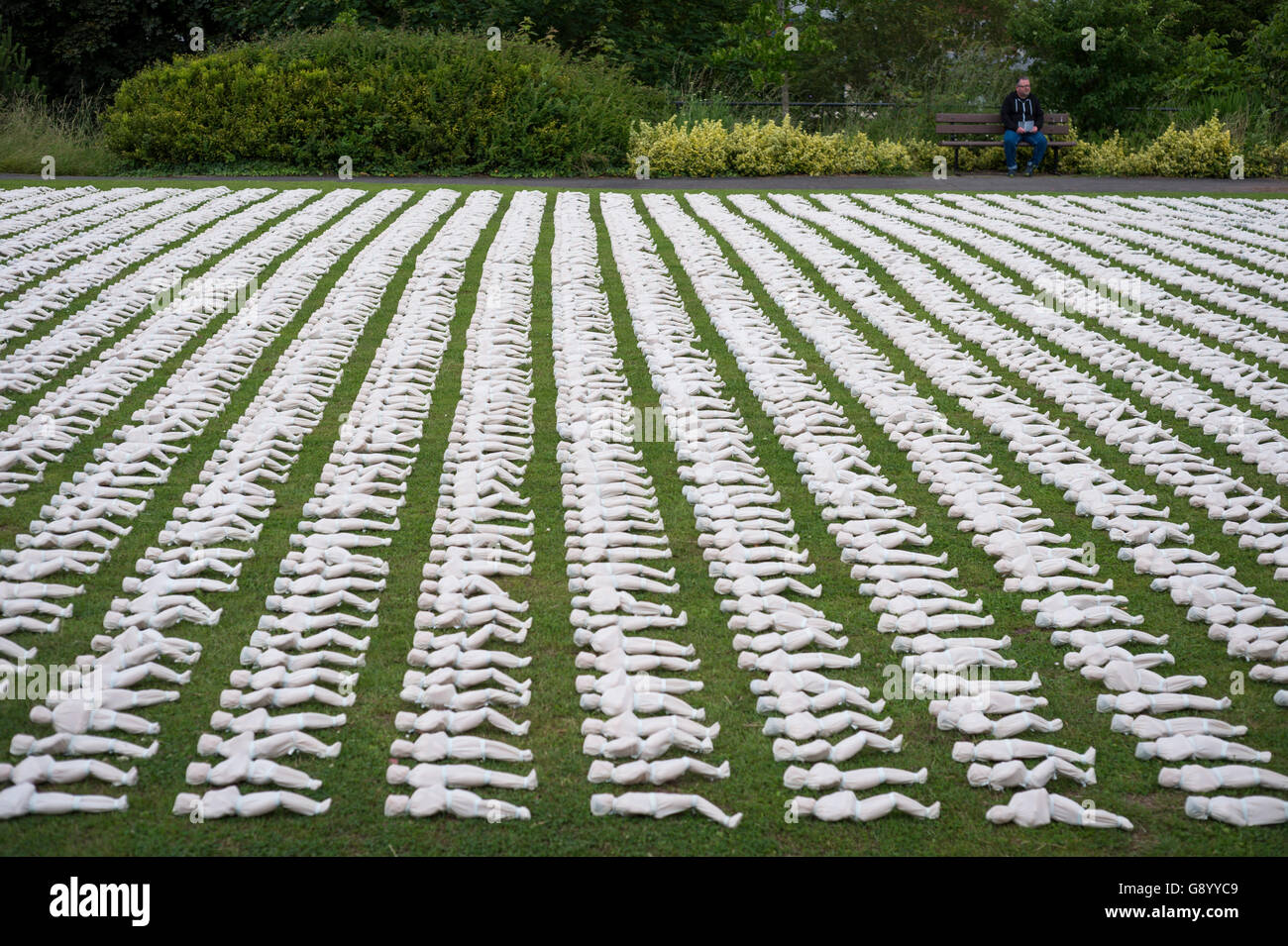 Exeter, Royaume-Uni. 1er juillet 2016. La bataille de la Somme est commémoré dans Northernhay Gardens, Exeter, Royaume-Uni, par 19 240 figures enveloppées réalisé par l'artiste Rob entendu disposés à représenter tous les militaires alliés qui sont morts le premier jour de la bataille en 1916. Chaque figure en plastique est enveloppé dans un linceul cousu main. Theo Moye/Alamy Live News Banque D'Images