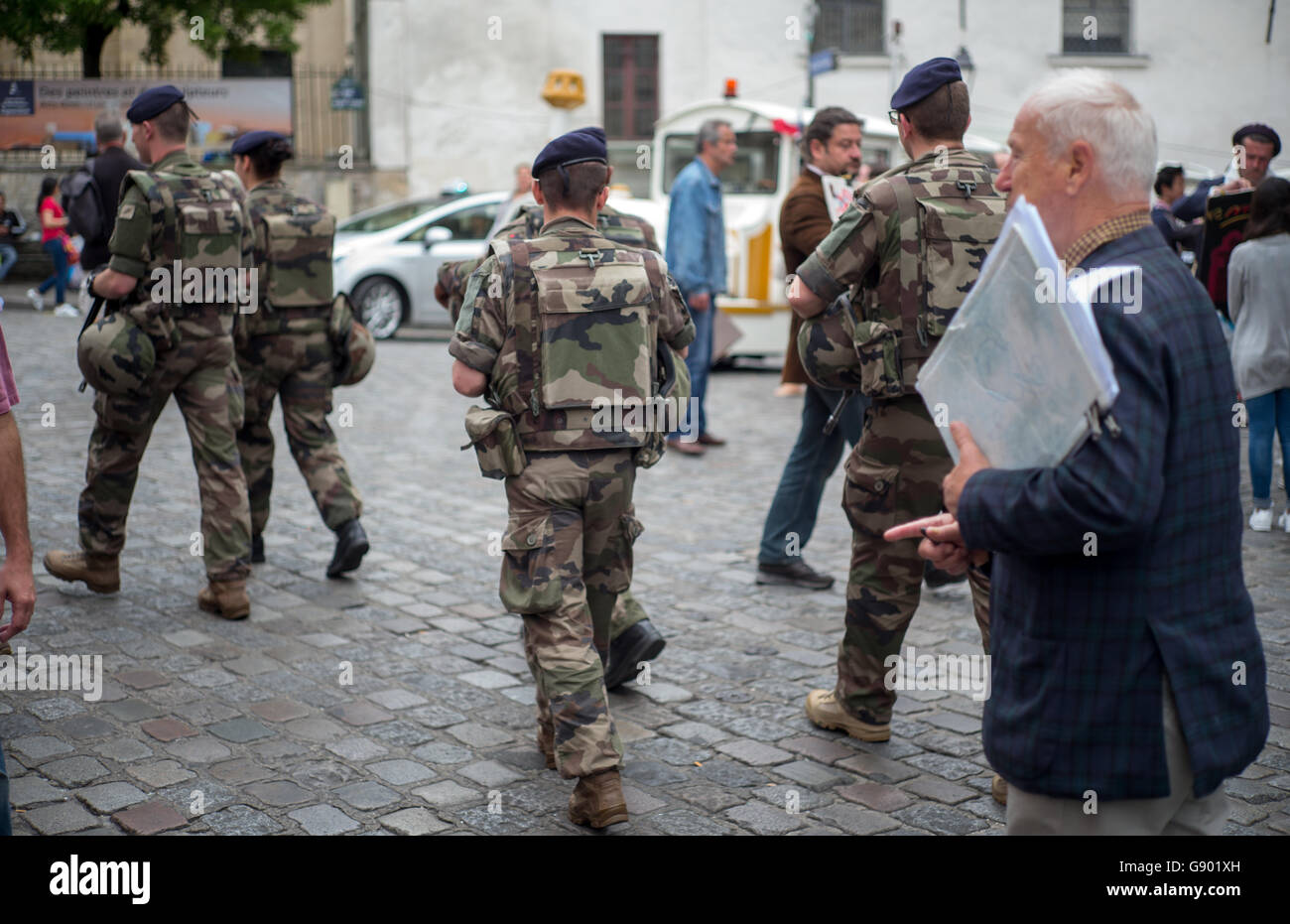 Paris, France. 30 Juin, 2016. Soldats en passant devant les touristes à Paris, France, 30 juin 2016. PHOTO : PETER KNEFFEL/dpa/Alamy Live News Banque D'Images