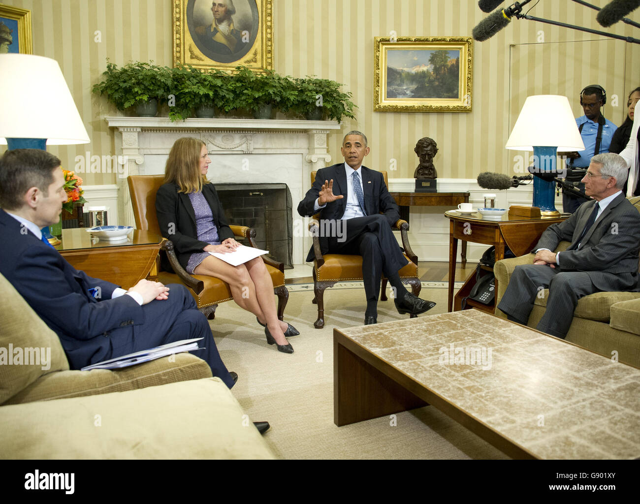 Washington DC, USA. 1er juillet 2016. Le président des États-Unis, Barack Obama fait remarques à la presse après avoir reçu un briefing sur les interventions face à la crise du virus Zika de membres de son équipe de santé publique y compris le Secrétaire de la Santé et des Services Sylvia Mathews Burwell, centre gauche, Directeur de NIAID/NIH, le Dr Anthony Fauci, droite, et directeur des Centers for Disease Control and Prevention, le Dr Tom Frieden, à gauche, dans le bureau ovale de la Maison Blanche à Washington, DC le vendredi, Juillet 1, 2016. Dans son intervention, le Président a appelé les Banque D'Images