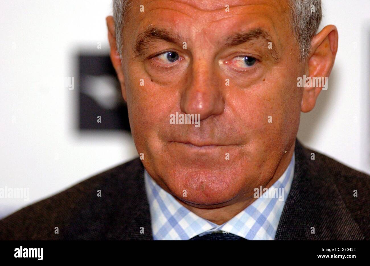 Walter Smith, responsable écossais, annonce la mise en place de l'équipe pour les prochains matchs de la coupe du monde de la FIFA contre la Biélorussie et la Slovénie, lors d'une conférence de presse tenue à Hamden Park. Banque D'Images