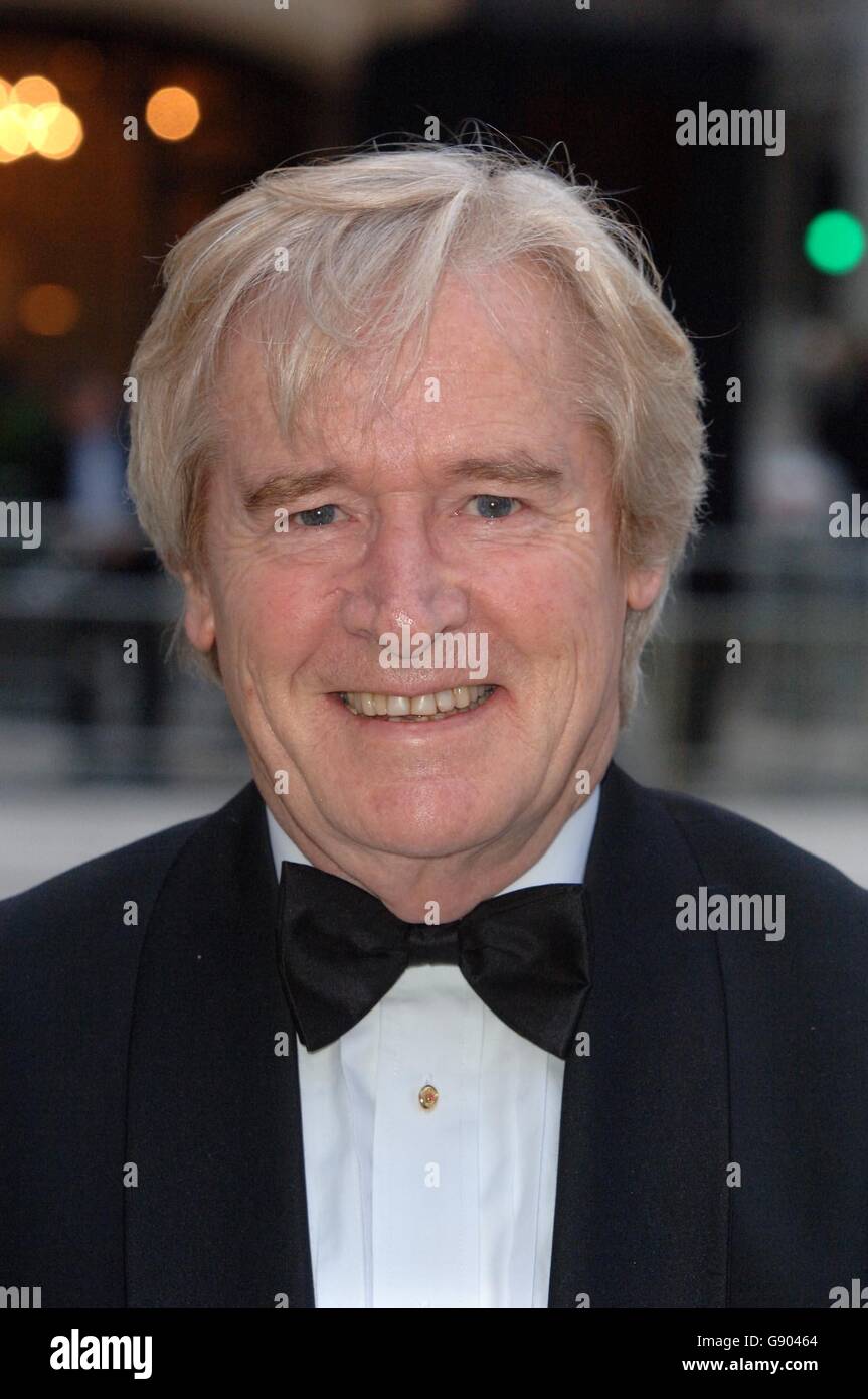 Bill Roache arrive au dîner du 50e anniversaire de l'ITV, une réception au champagne de prestige en présence de HM la Reine et de HRH le Duc d'Édimbourg, du Guildhall Banque D'Images