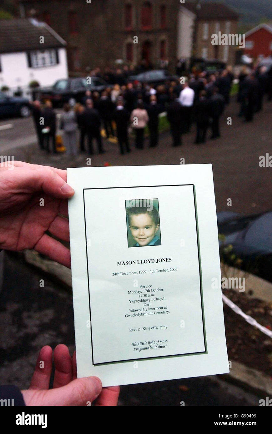 La couverture de l'ordre de service pour les funérailles de Mason Jones, âgé de 5 ans, qui a eu lieu à la chapelle Ysgwyddgwyn, rue Bailey, à Deri, le lundi 17 octobre 2005. Mason, 5 ans, était hospitalisé sous dialyse depuis un peu plus d'une semaine avant de succomber plus tôt ce mois-ci à la souche E.coli 0157 qui a jusqu'à présent touché 42 écoles dans les vallées du sud du pays de Galles. Voir l'histoire de PA ECOLI FUNÉRAIRE. APPUYEZ SUR ASSOCIATION photo. Le crédit photo devrait se lire comme suit : Barry Batchelor/PA. Banque D'Images