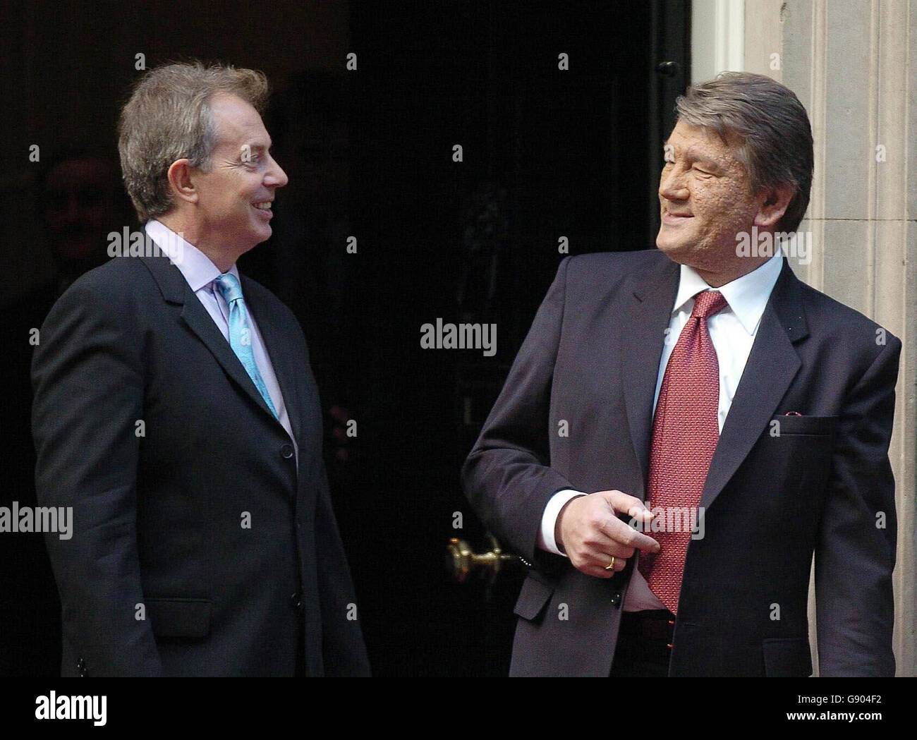 Le Premier ministre britannique Tony Blair (R) avec le président ukrainien Viktor Iouchtchenko devant le 10 Downing Street dans le centre de Londres, le lundi 17 octobre 2005.Le président ukrainien Iouchtchenko a réaffirmé aujourd'hui son ambition de faire entrer son pays dans l'OTAN et l'Union européenne.M. Iouchtchenko était à Londres pour recevoir un prix de la part de la Reine, reconnaissant sa réussite dans la direction de l'ex-République soviétique à travers la soi-disant « révolution orange » de l'année dernière.Voir l'histoire de l'AP POLITIQUE Iouchtchenko.APPUYEZ SUR ASSOCIATION photo.Le crédit photo devrait se lire : Michael Stephens/PA. Banque D'Images
