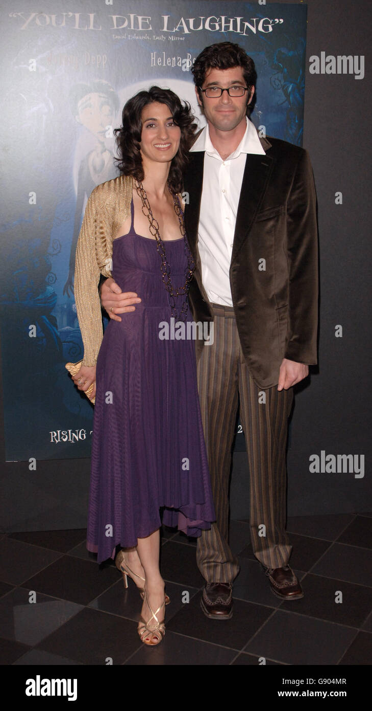 Le réalisateur Mike Johnson et sa femme Diane arrivent pour la première britannique de 'cadavre Bonde', au vue West End, dans le centre de Londres, le lundi 17 octobre 2005.APPUYEZ SUR ASSOCIATION photo.Le crédit photo devrait se lire comme suit : Ian West/PA Banque D'Images