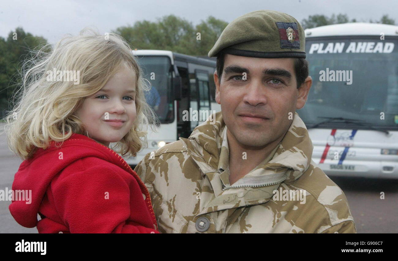 Le lcol Nick Henderson (commandant) des Coldstream Guards accueille sa  fille Cordelia lorsqu'il revient à leur caserne d'Aldershot après sa visite  en Irak, le lundi 24 2005 octobre. Le 1er Bataillon du
