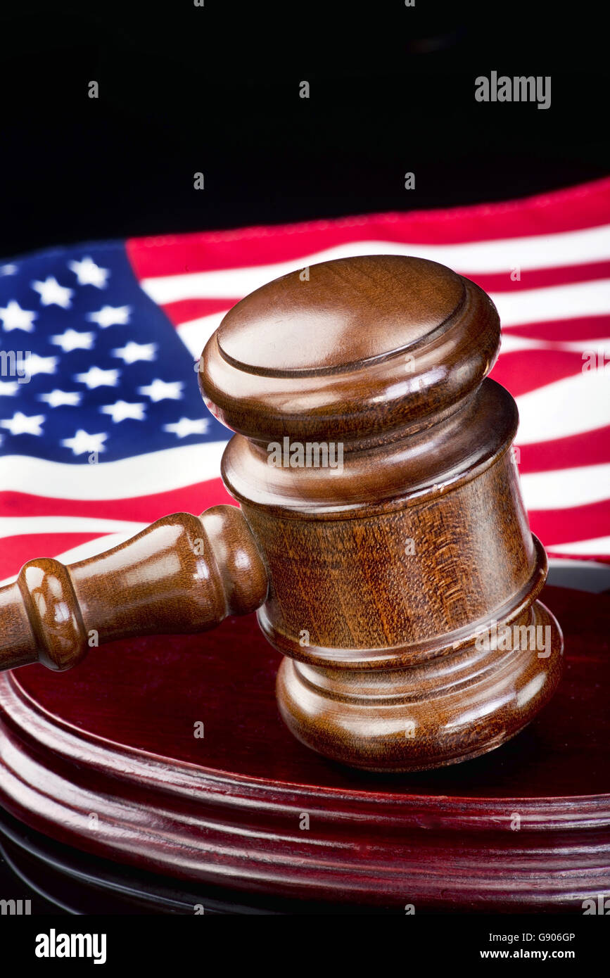 Wooden gavel et drapeau américain avec prix pour votre type. Banque D'Images