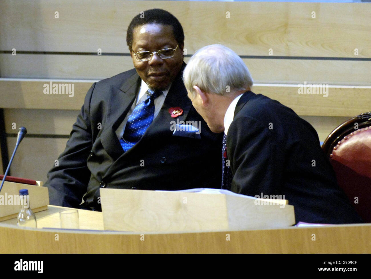 Le président du Malawi, le Dr Bingu wa Mutharika, s'entretient avec le président George Reid avant de prononcer un discours devant la salle de débat du Paliament écossais d'Édimbourg, demandant à l'Écosse de s'attaquer aux problèmes de santé de son pays, jeudi 3 novembre 2005. Le président a fait appel à des médicaments, à des fournitures médicales et à une expertise pour un pays dont le bilan de décès par le VIH/sida est à lui seul de 85,000 000 par an. Voir PA Story SCOTLAND Malawi PHOTO DE L'ASSOCIATION DE PRESSE. Le crédit photo devrait se lire comme suit : Danny Lawson /PA. Banque D'Images