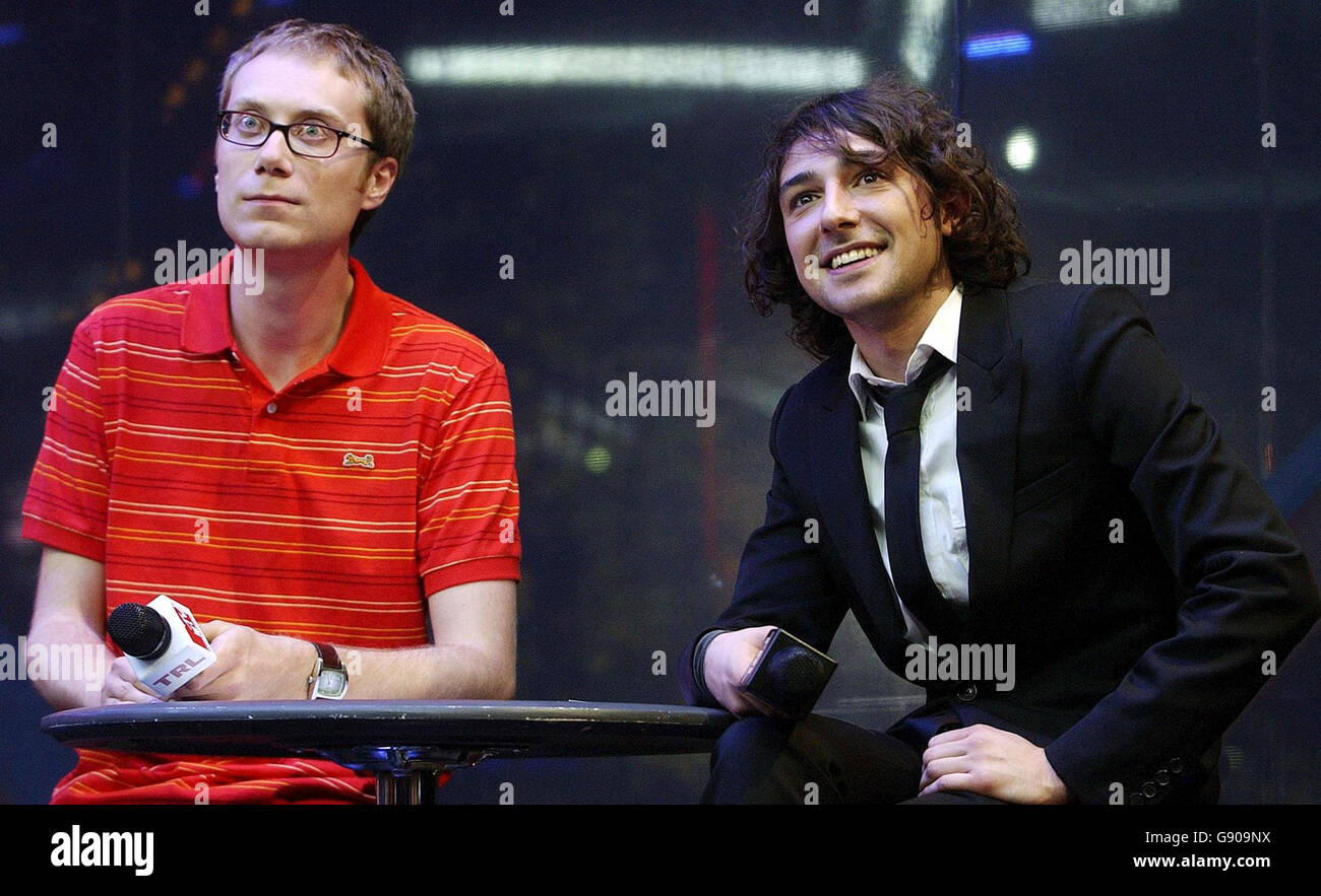 Stephen Merchant (à gauche) avec le présentateur de MTV Alex Zane lors de son apparition sur le spectacle TRL (Total Request Live) de MTV, en direct des studios MTV à Leicester Square, dans le centre de Londres, le jeudi 3 novembre 2005. APPUYEZ SUR ASSOCIATION photo. Le crédit photo devrait se lire: Richard Lewis/PA Banque D'Images