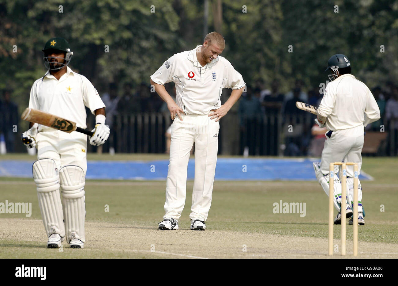 Andrew Flintop (C), de l'Angleterre, trouve la difficulté à se rendre pendant le troisième et dernier jour du deuxième match de tournée contre le Pakistan A au parc Bagh-e-Jinnah à Lahore, au Pakistan, le mardi 8 novembre 2005. L'Angleterre joue contre le Pakistan dans le premier match d'essai à partir de Multan samedi. Voir PA Story CRICKET England. APPUYEZ SUR ASSOCIATION photo. Le crédit photo doit se lire comme suit : Gareth Copley/PA. Banque D'Images