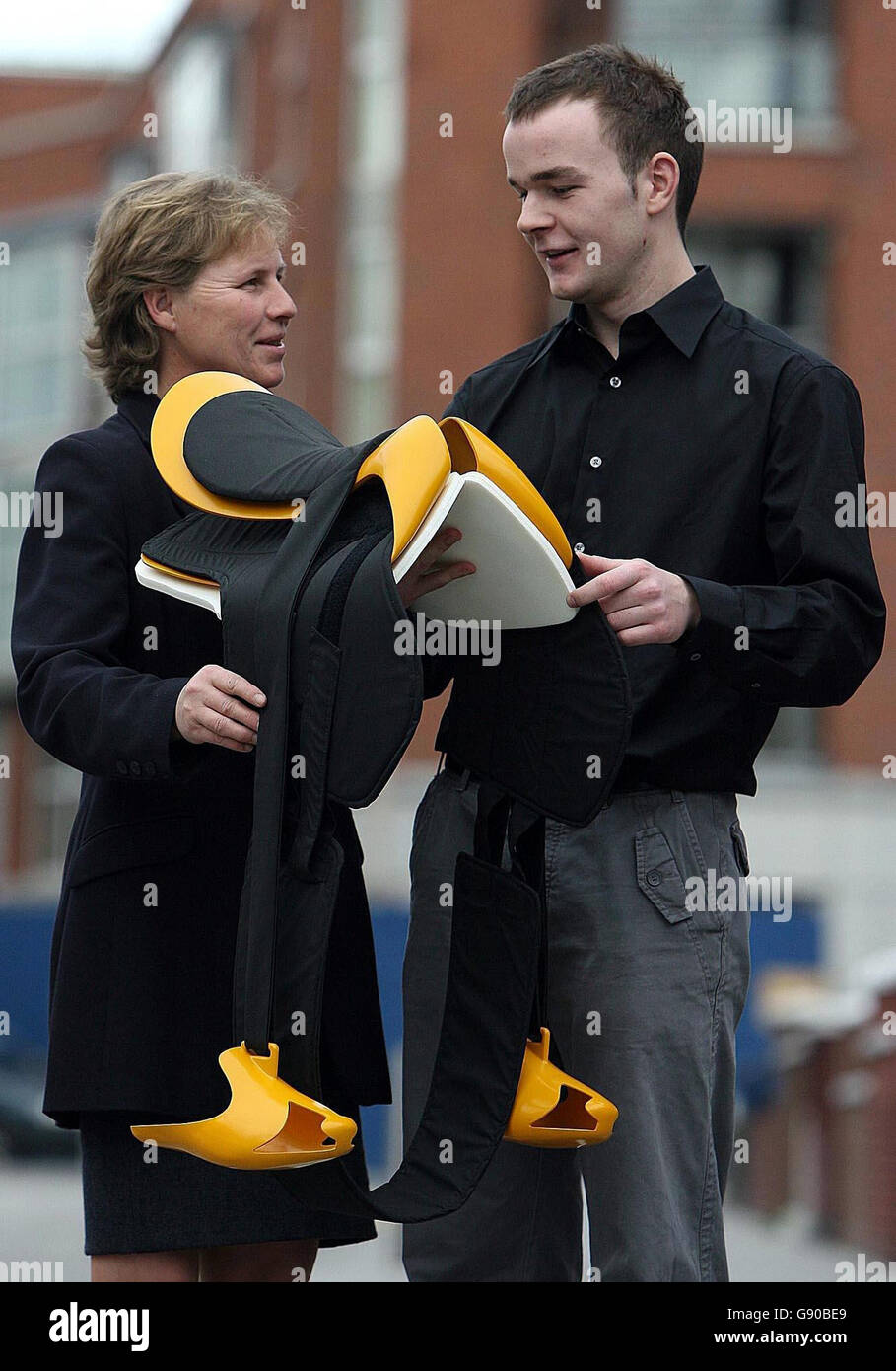 Martin Ryan, 22 ans, et Sue Shortt, la plus importante des courses d'Irlande, tiennent sa selle de cheval révolutionnaire, à Dublin, le jeudi 10 novembre 2005, qui a remporté le prix Dyson Design 2005. La selle est lavable en machine et plus confortable pour le cheval et le pilote. Regardez l'article de l'AP CONSUMER Dyson Ireland. APPUYEZ SUR ASSOCIATION photo. Le crédit photo devrait se lire comme suit : Niall Carson/PA Banque D'Images