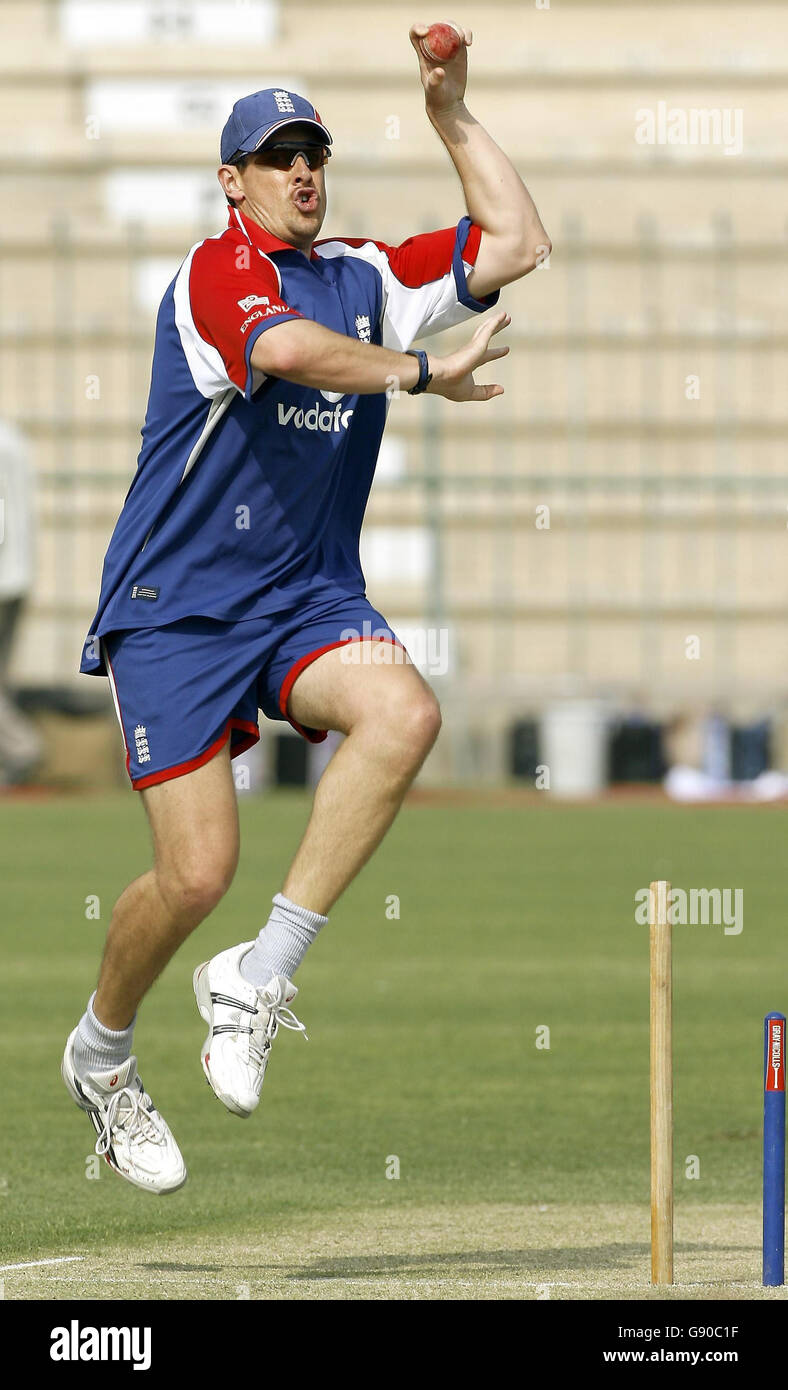 Ashley Giles, un joueur d'Angleterre, joue dans les filets lors d'une séance d'entraînement au Multan Cricket Stadium, Multan, Pakistan, le vendredi 11 novembre 2005, en prévision du premier match d'essai contre le Pakistan à partir de demain. Voir PA Story CRICKET England. APPUYEZ SUR ASSOCIATION photo. Le crédit photo doit se lire comme suit : Gareth Copley/PA. ***- PAS D'UTILISATION DE TÉLÉPHONE MOBILE*** Banque D'Images