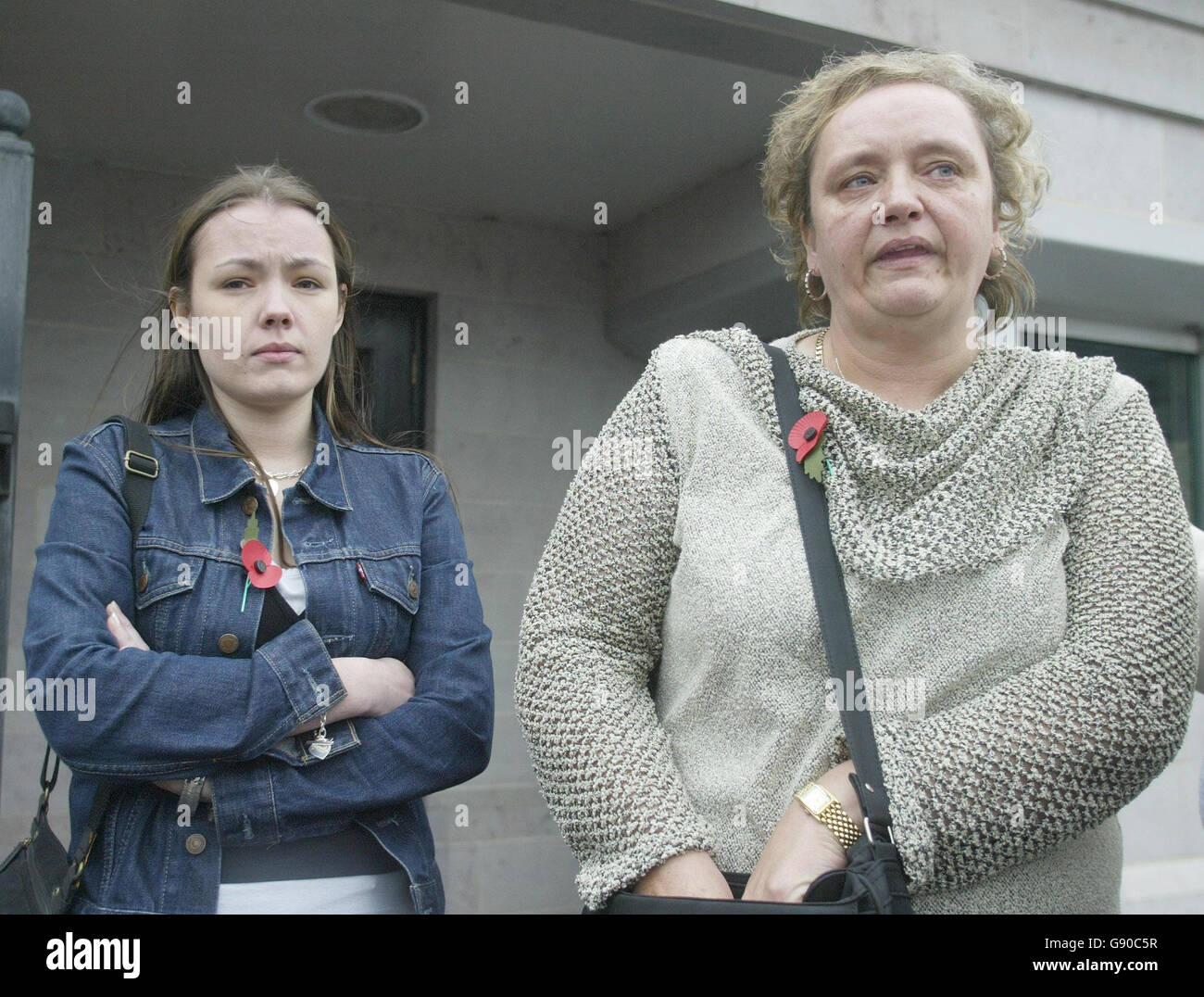 Ann Robb, mère de l'adolescent assassiné Andrew Robb à droite, avec sa fille Jenna, devant le tribunal d'Armagh, vendredi 11 novembre 2005. UN homme de 25 ans a été accusé du meurtre de deux adolescents dans le comté d'Armagh il y a plus de cinq ans. Andrew Robb, 19 ans, et David McIlwaine, 18 ans, tous deux de Portatown, ont été poignardés à mort le 19 février 2000. Leurs corps ont été découverts sur la route de Dluminure à l'extérieur de Tandragee, quelques heures après qu'ils aient quitté une discothèque. Un autre homme reste en garde à vue. Voir PA Story ULSTER Murder. APPUYEZ SUR ASSOCIATION PHOTO. Le crédit photo doit être lu par Paul Faith/PA Banque D'Images